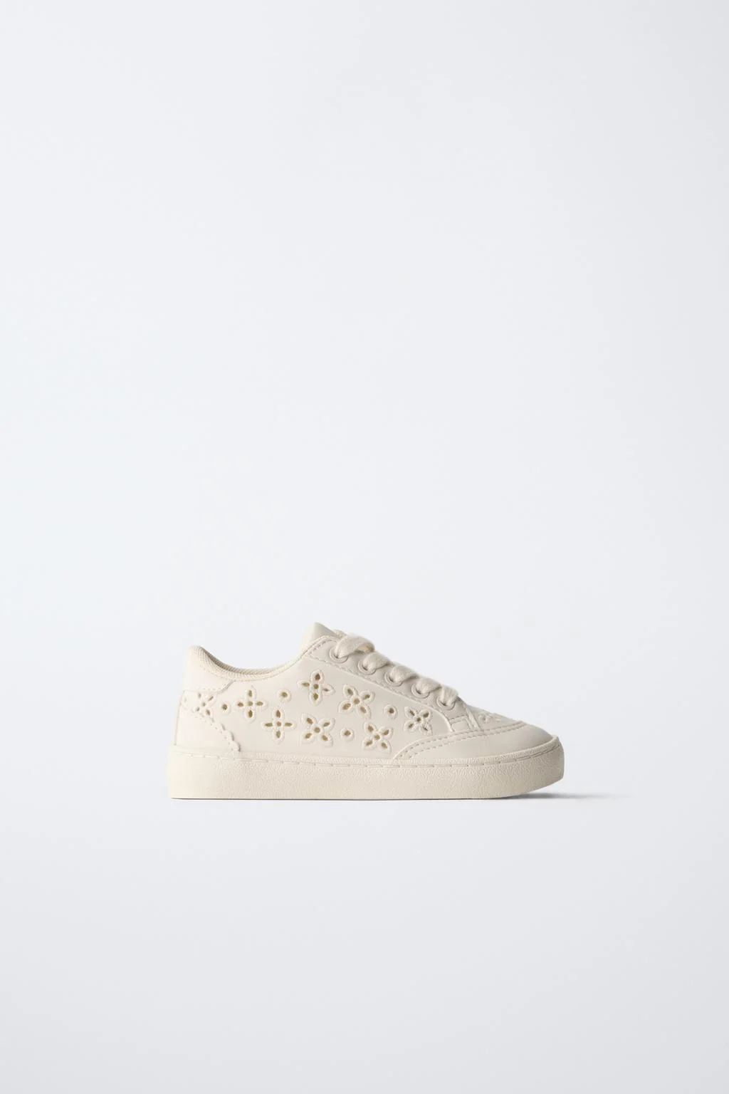 Кроссовки с перфорацией