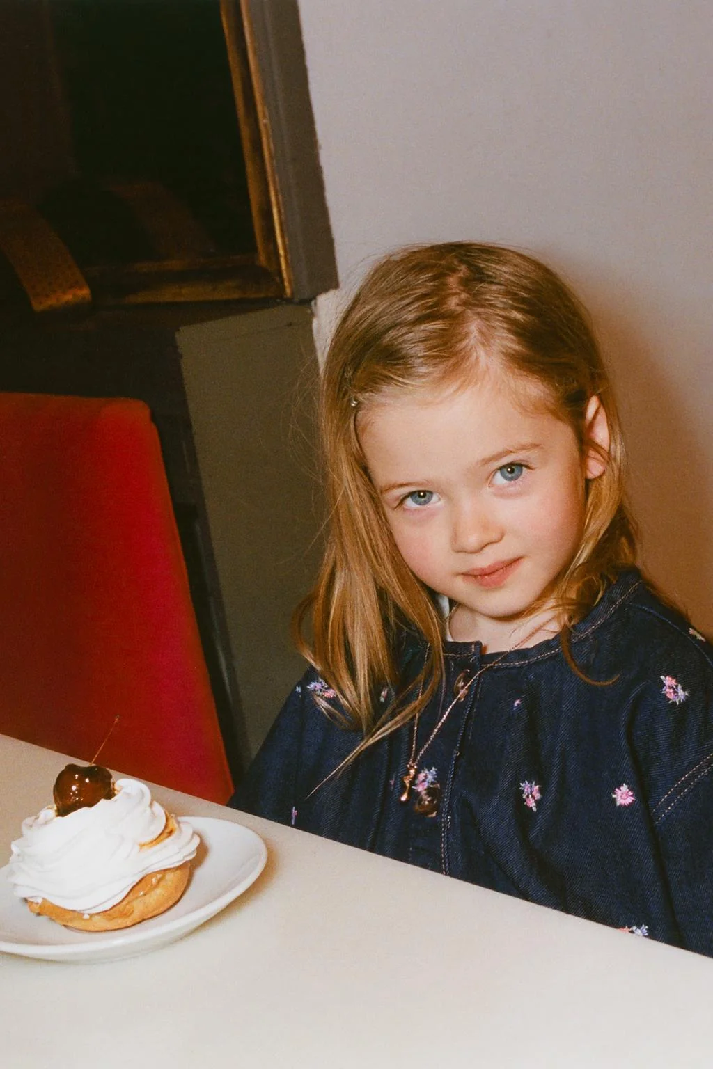 Джинсовая куртка с вышивкой цветов