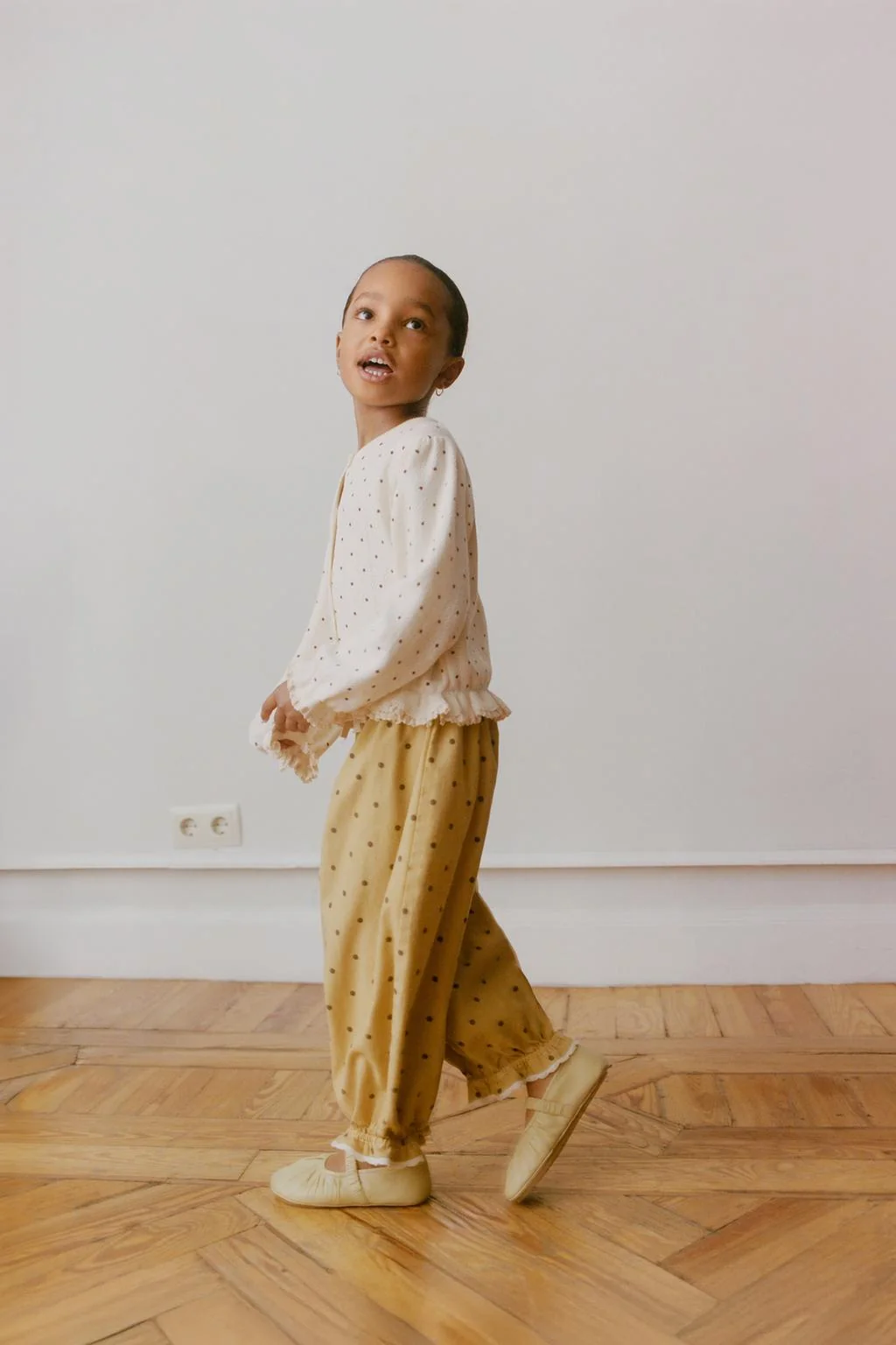 Брюки-саруэль в горошек — С принтом