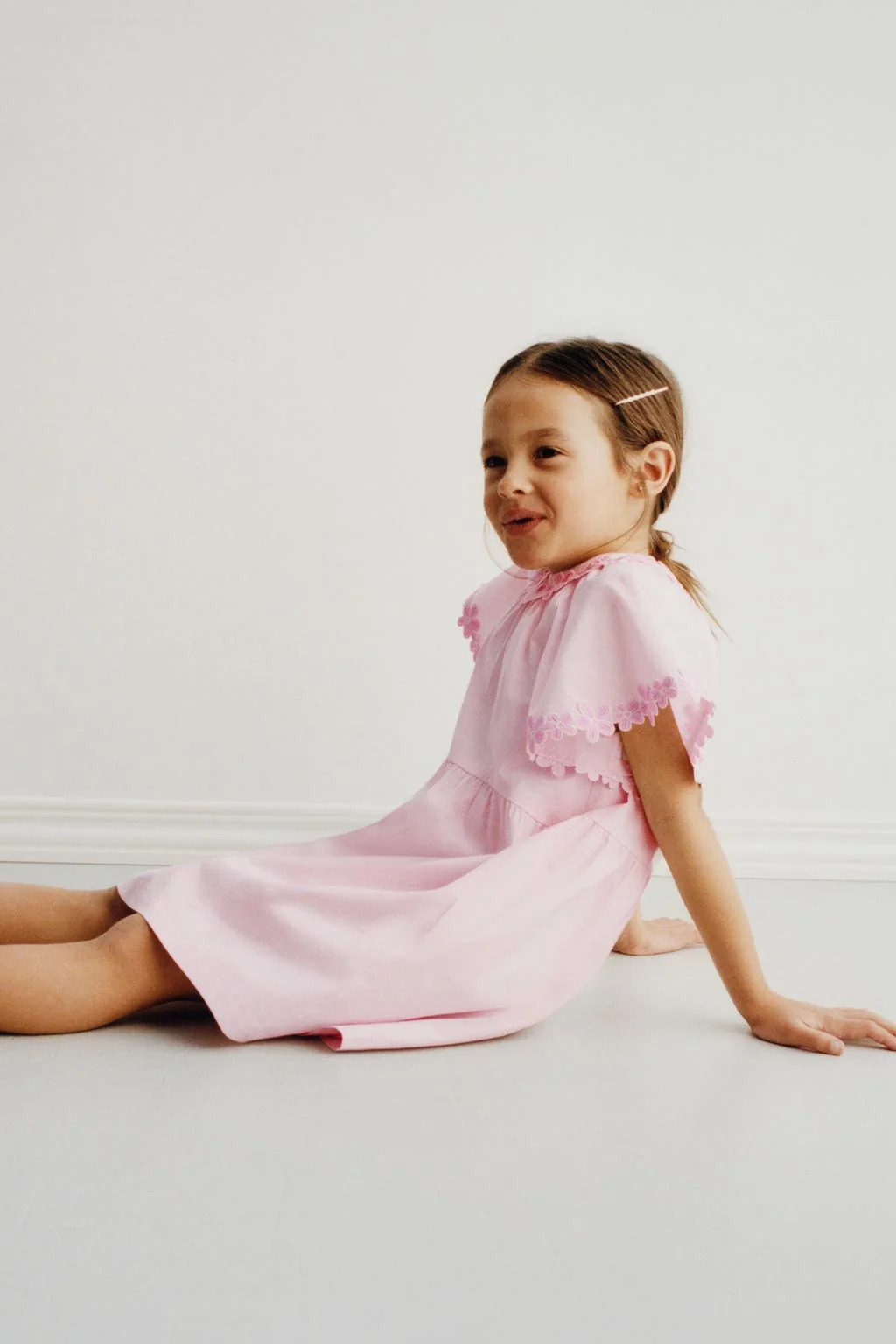 Платье из поплина с вышитыми цветами — Особый случай