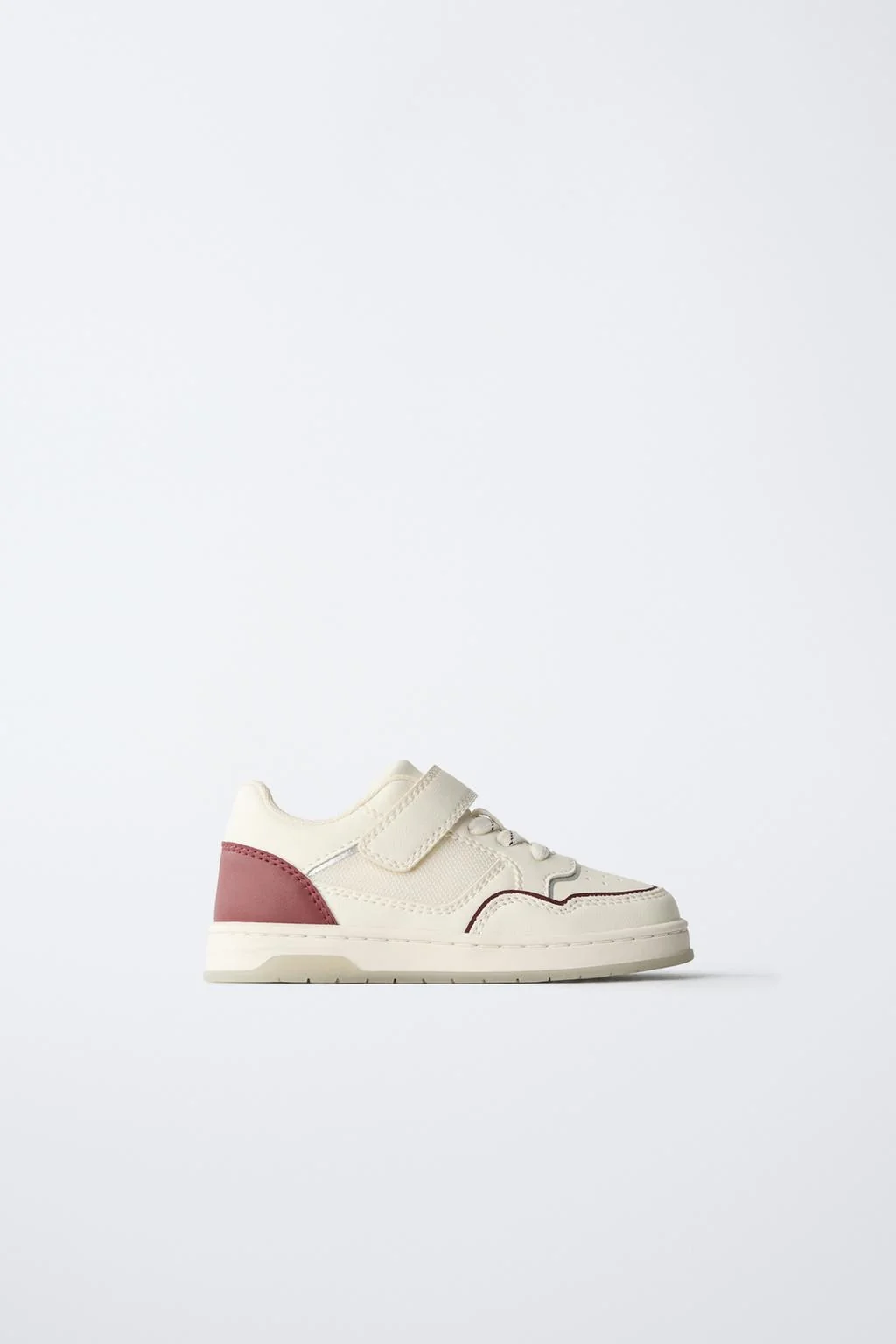 Кроссовки с контрастной отделкой