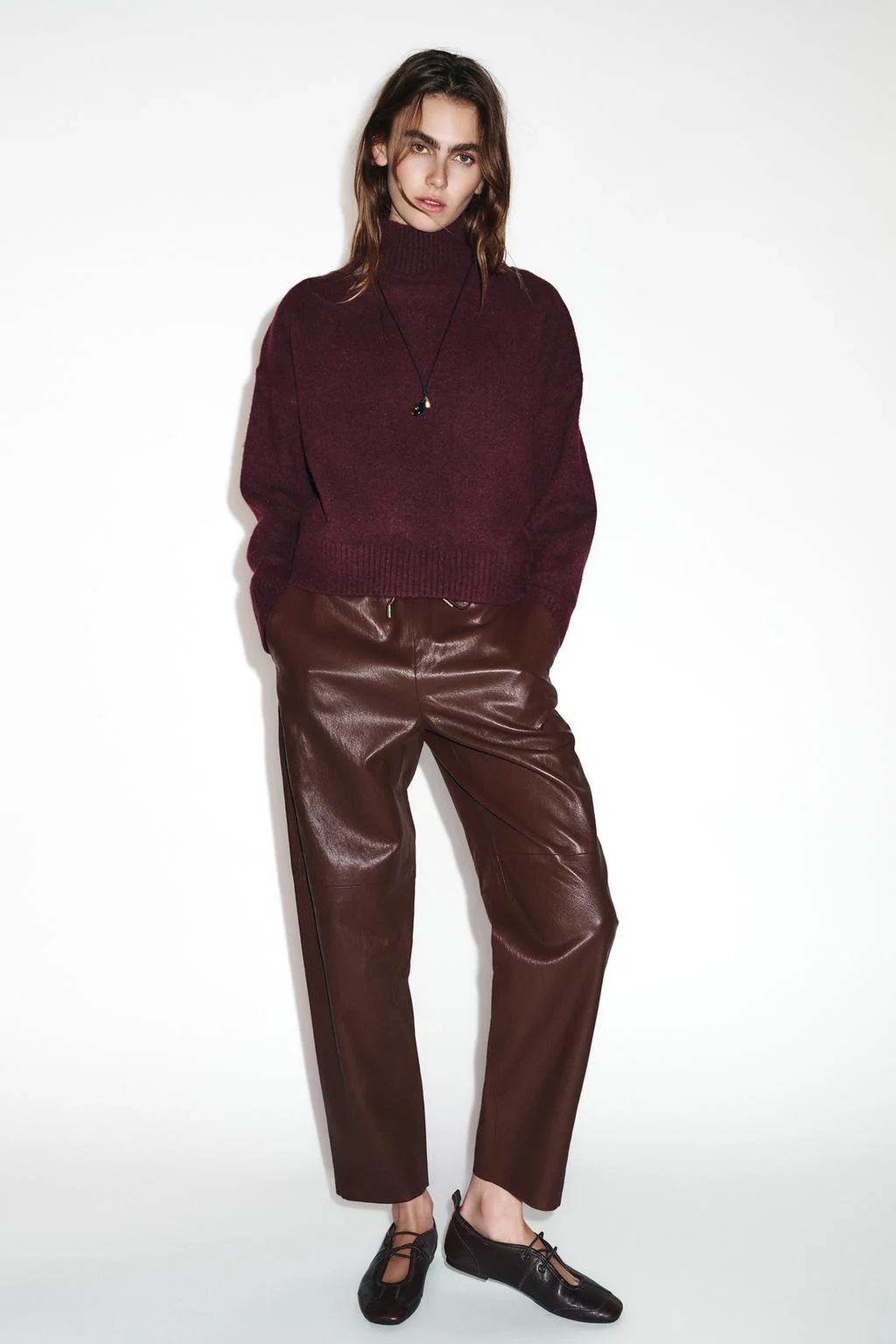 Мягкий трикотажный свитер с высоким воротом