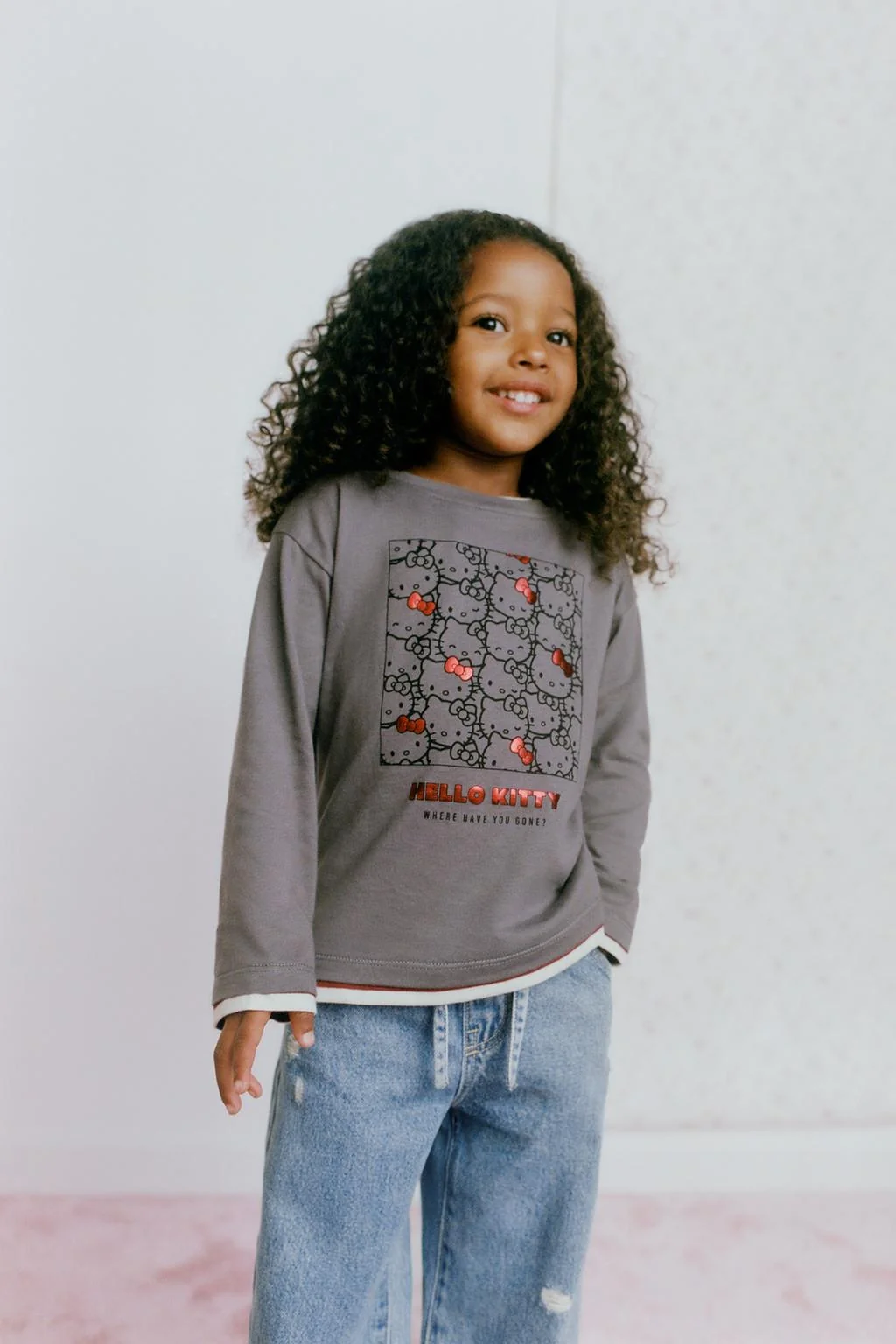 Джинсы с широкими штанинами с потёртостями