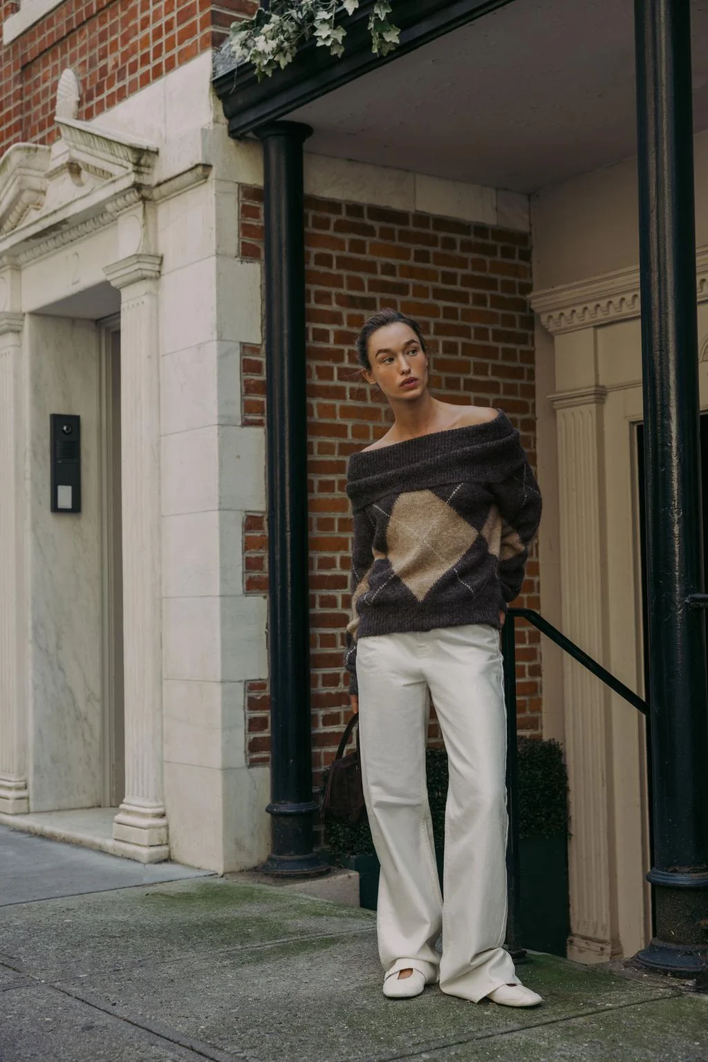 Бесприталенный свитер из трикотажа с ромбовидным узором