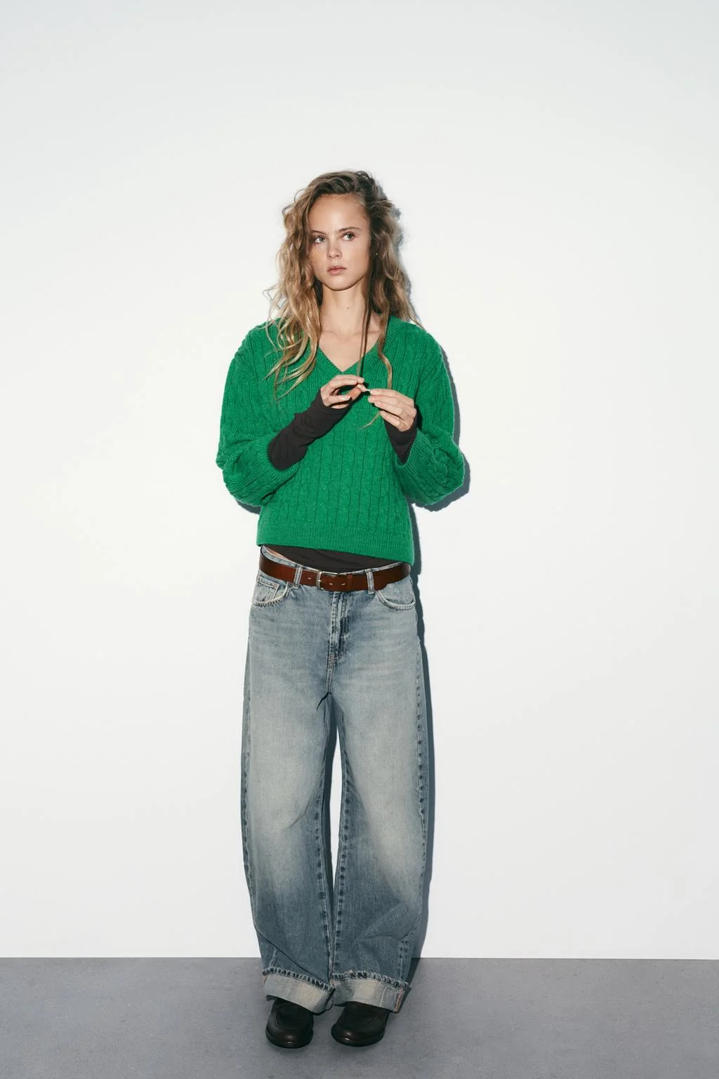 Свитер с V-образным вырезом и косой вязкой