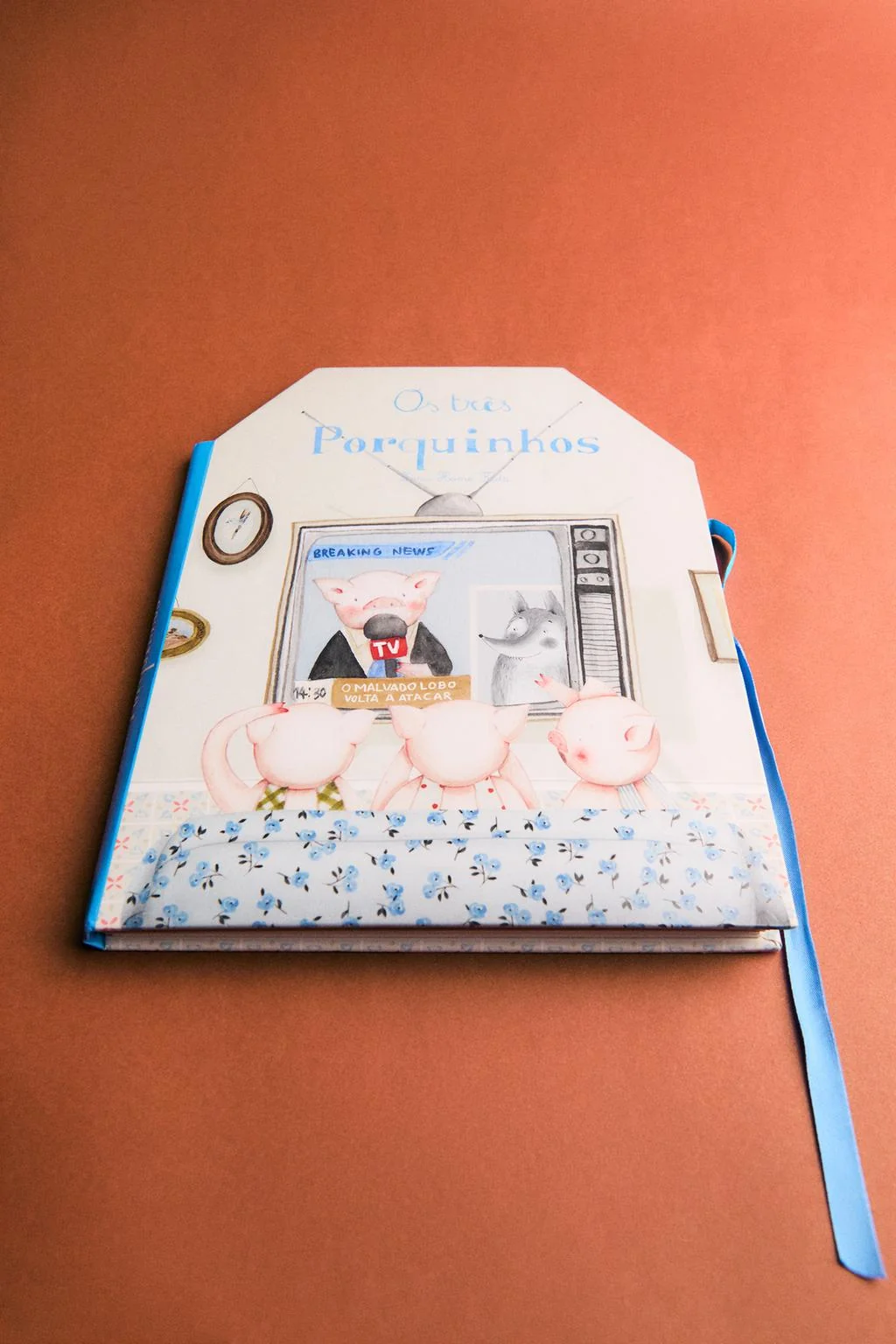 Книга Три поросёнка (португальский)