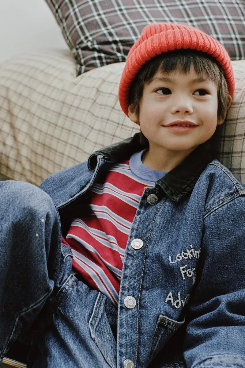 Полосатая футболка с вышивкой