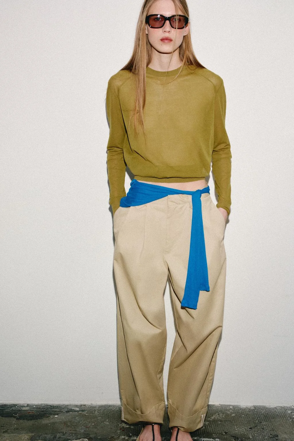 Трикотажный свитер с плечевыми швами