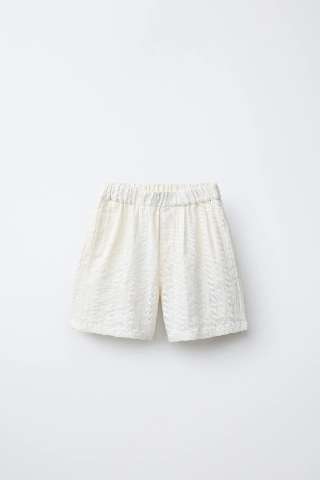Шорты-бермуды с текстурой