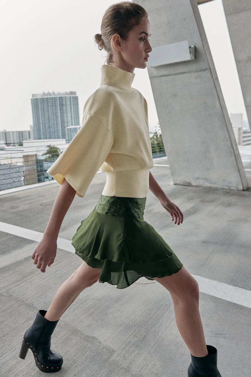 Свитер с падающими плечами и короткими рукавами