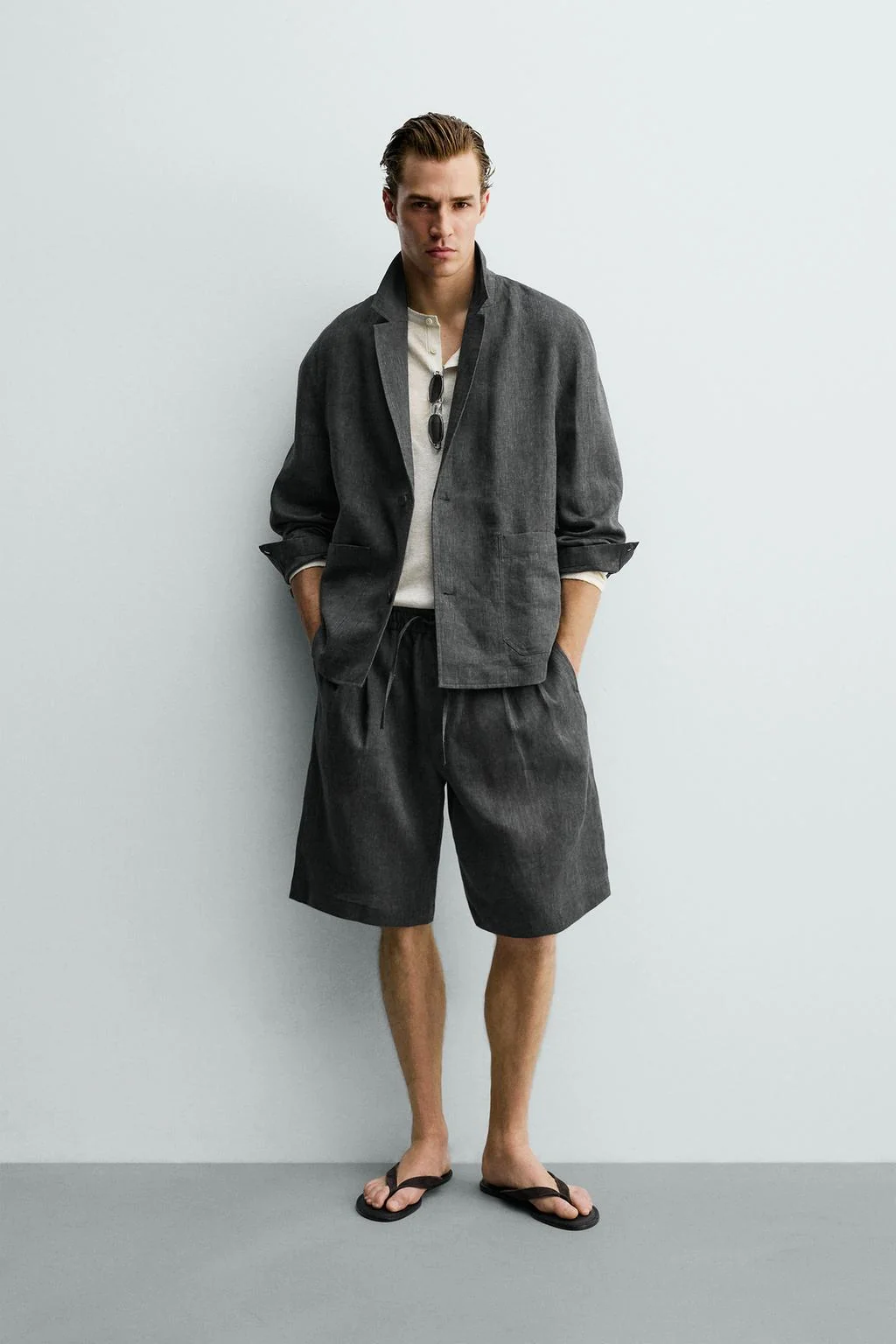 PLEATED 100% LINEN BERMUDA SHORTS