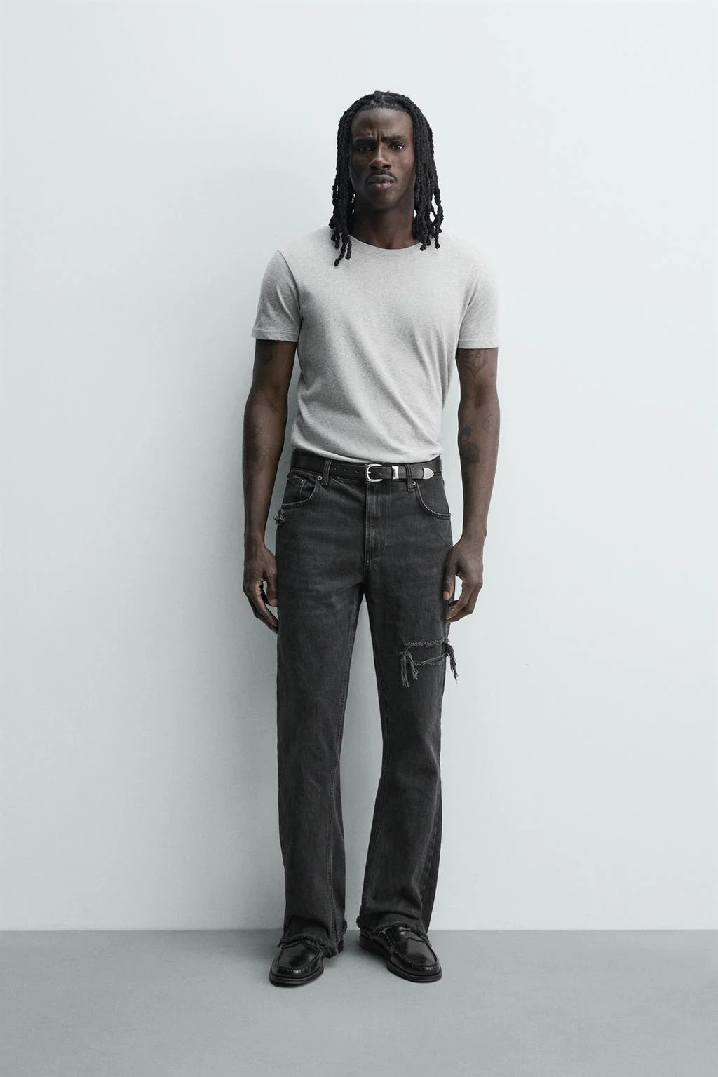 RIPPED FLARE FIT JEANS