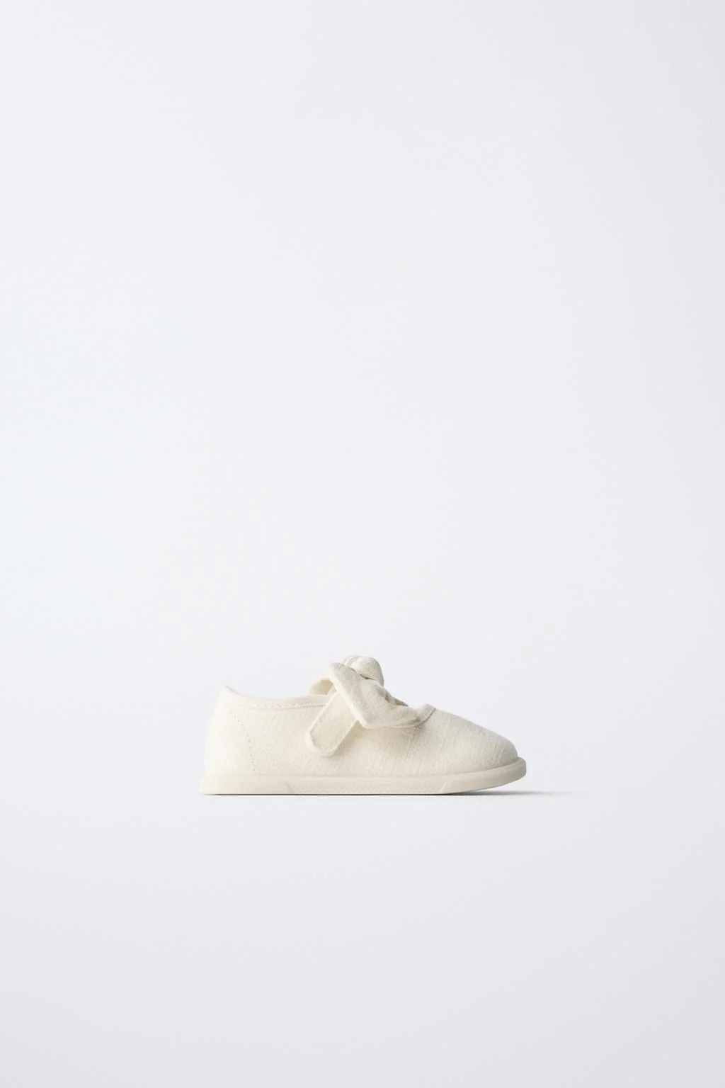 Кроссовки босиком с бантом