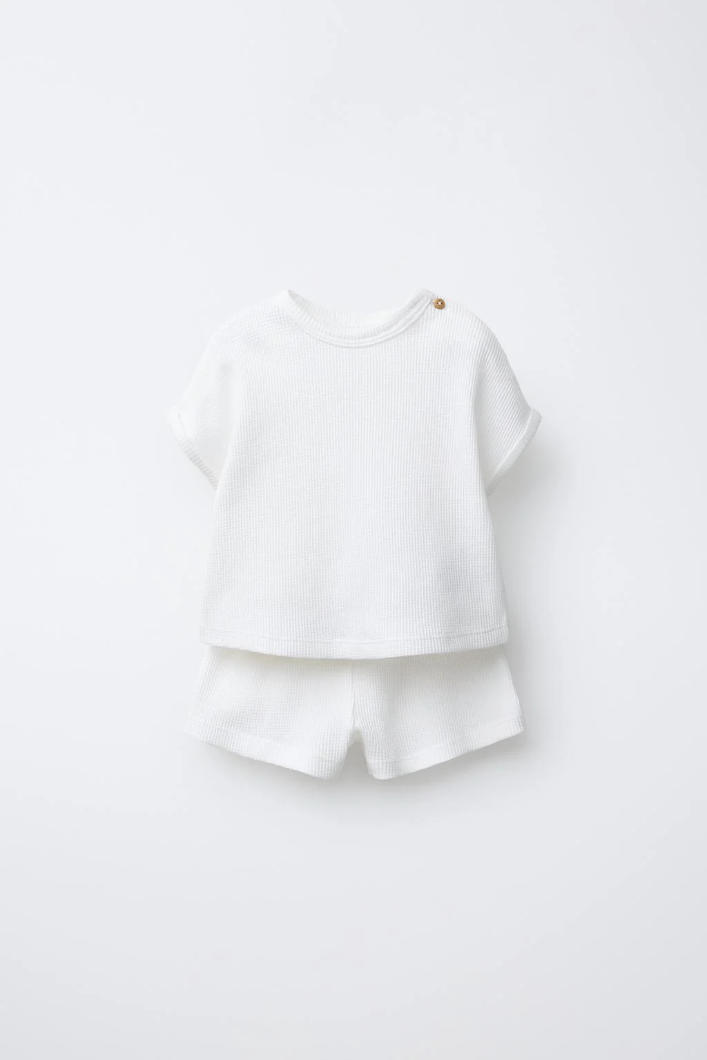 Комплект: футболка из гладкого вафельного трикотажа и шорты-бермуды