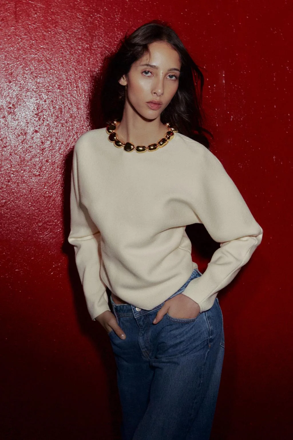 Свитер с шариками на горловине