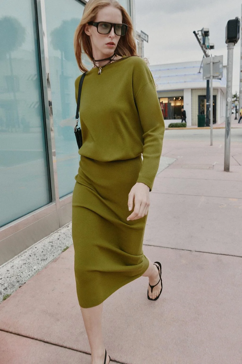 Длинный трикотажный свитер