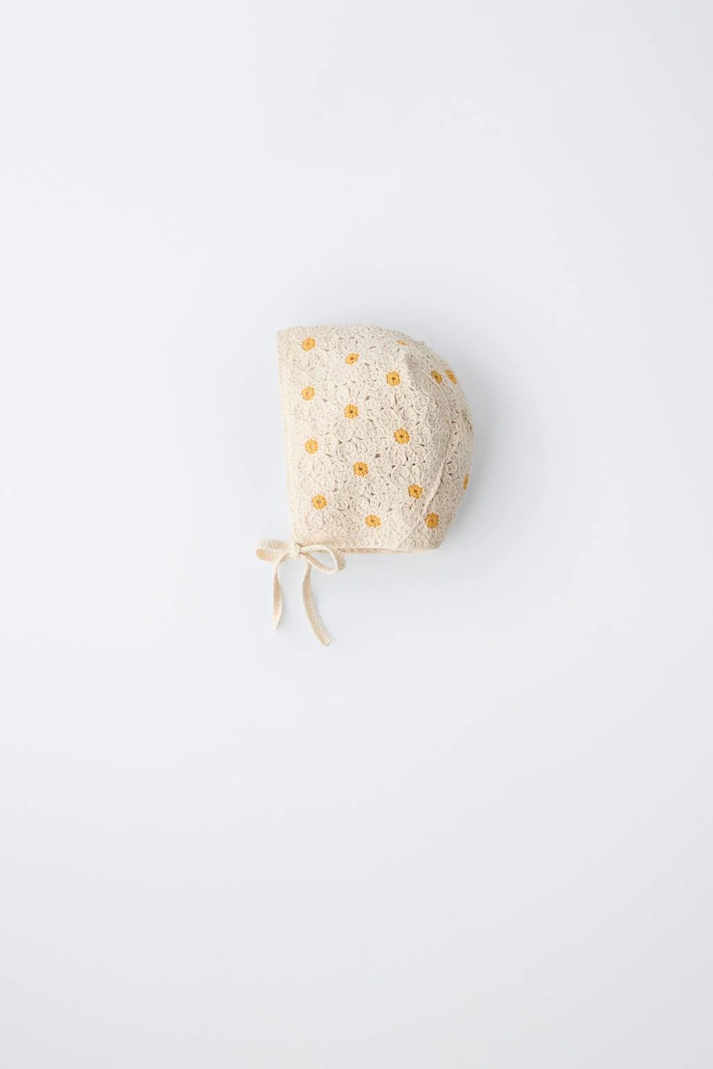 Чепчик из вязаного кружева с ромашками