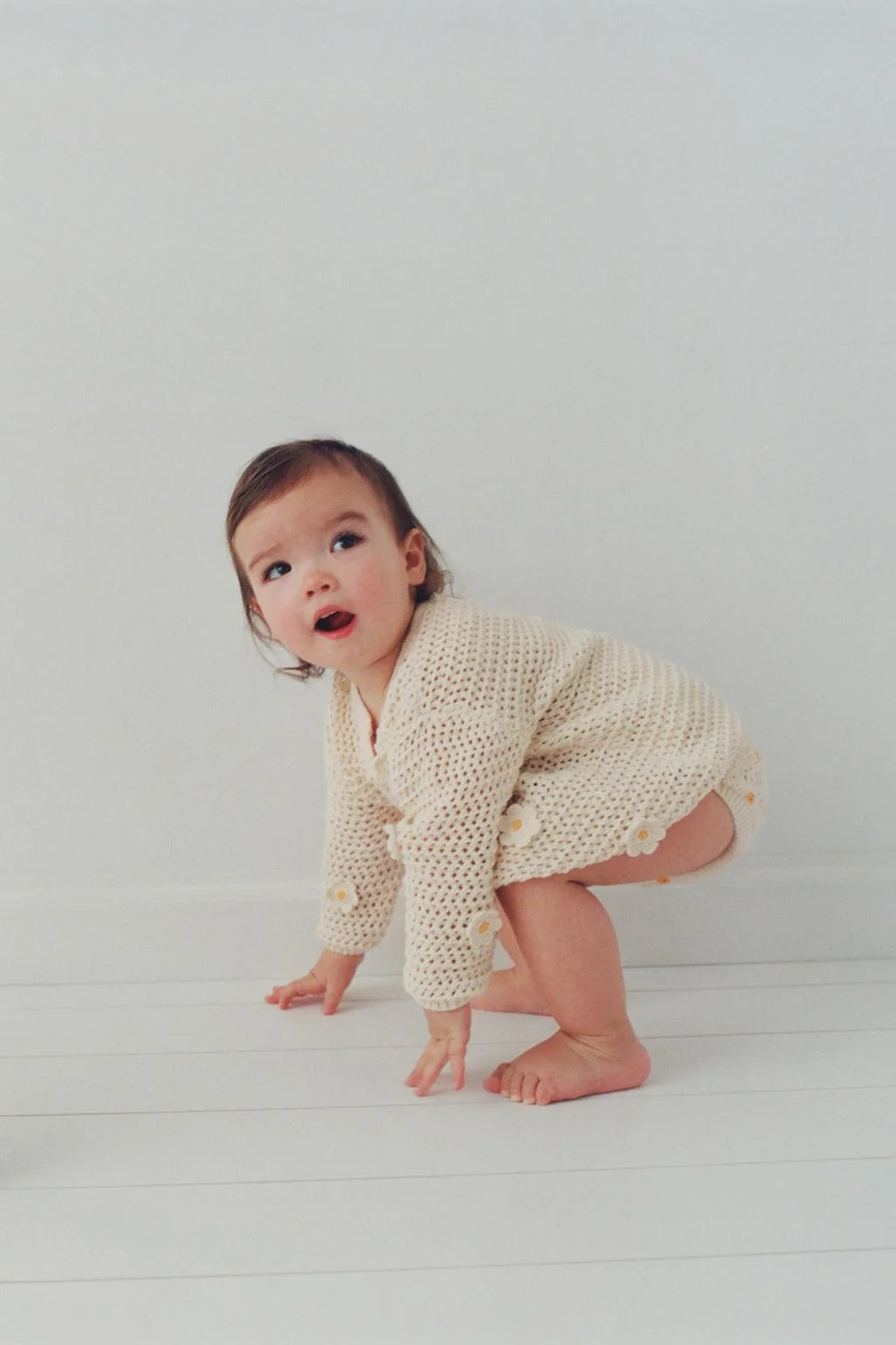 Кардиган из крючковой вязки с ромашками