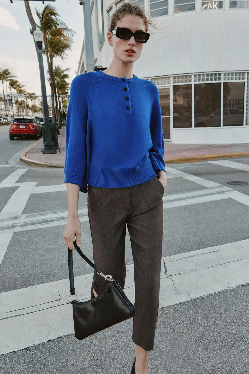 Свитер с широкими рукавами из трикотажа