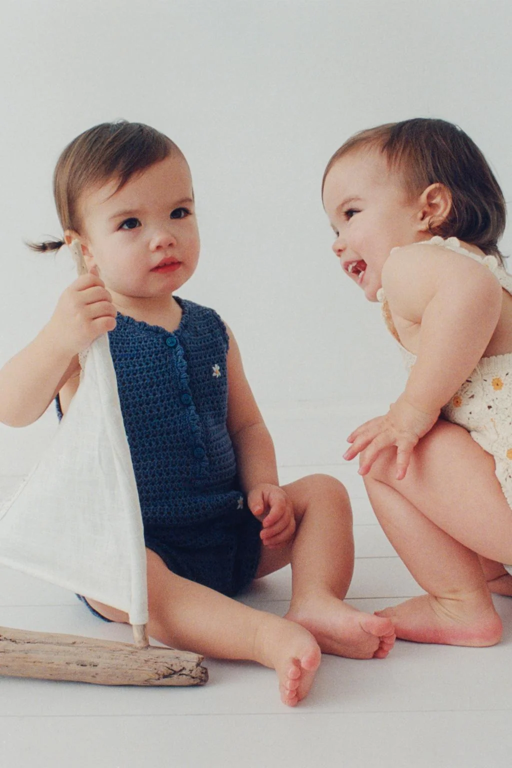 Ромпер с ажурной вязкой и вышитыми цветами