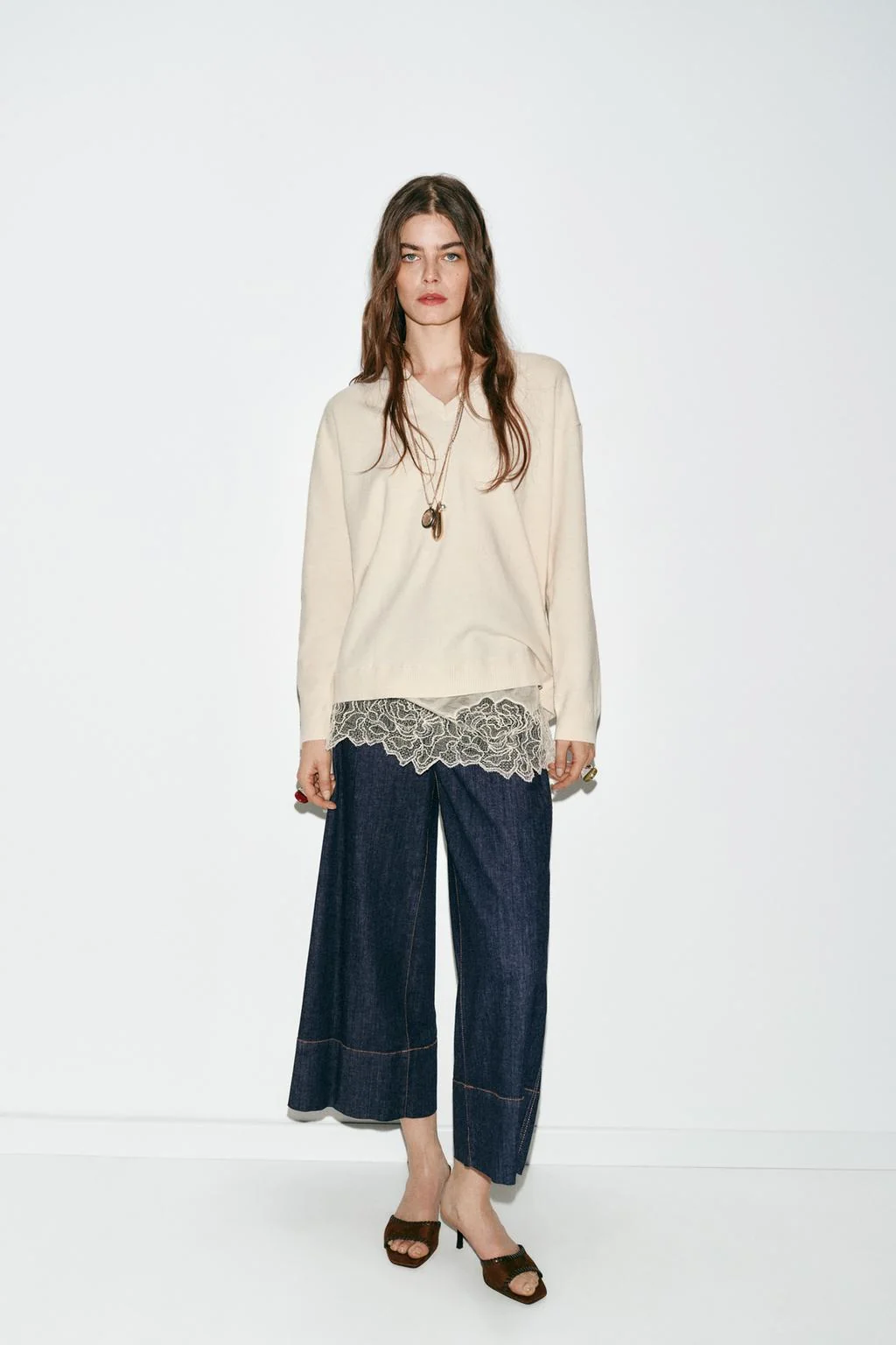 Длинный свитер из трикотажа с кружевными деталями