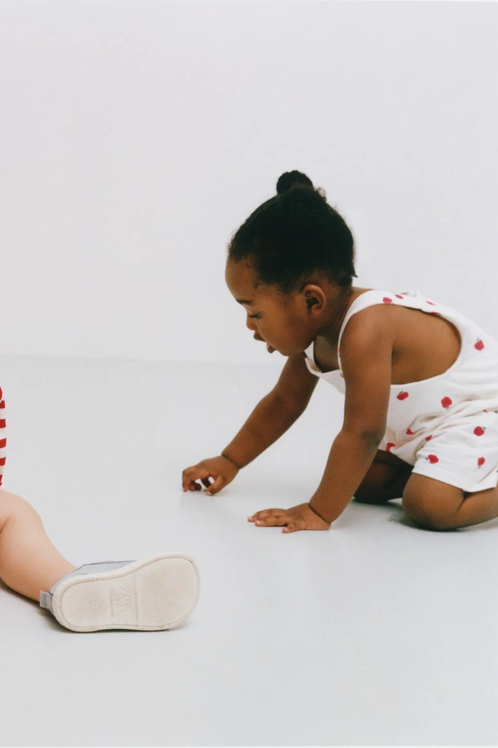 Короткий комбинезон на лямках с яблочным принтом — Комбинезоны | Работники