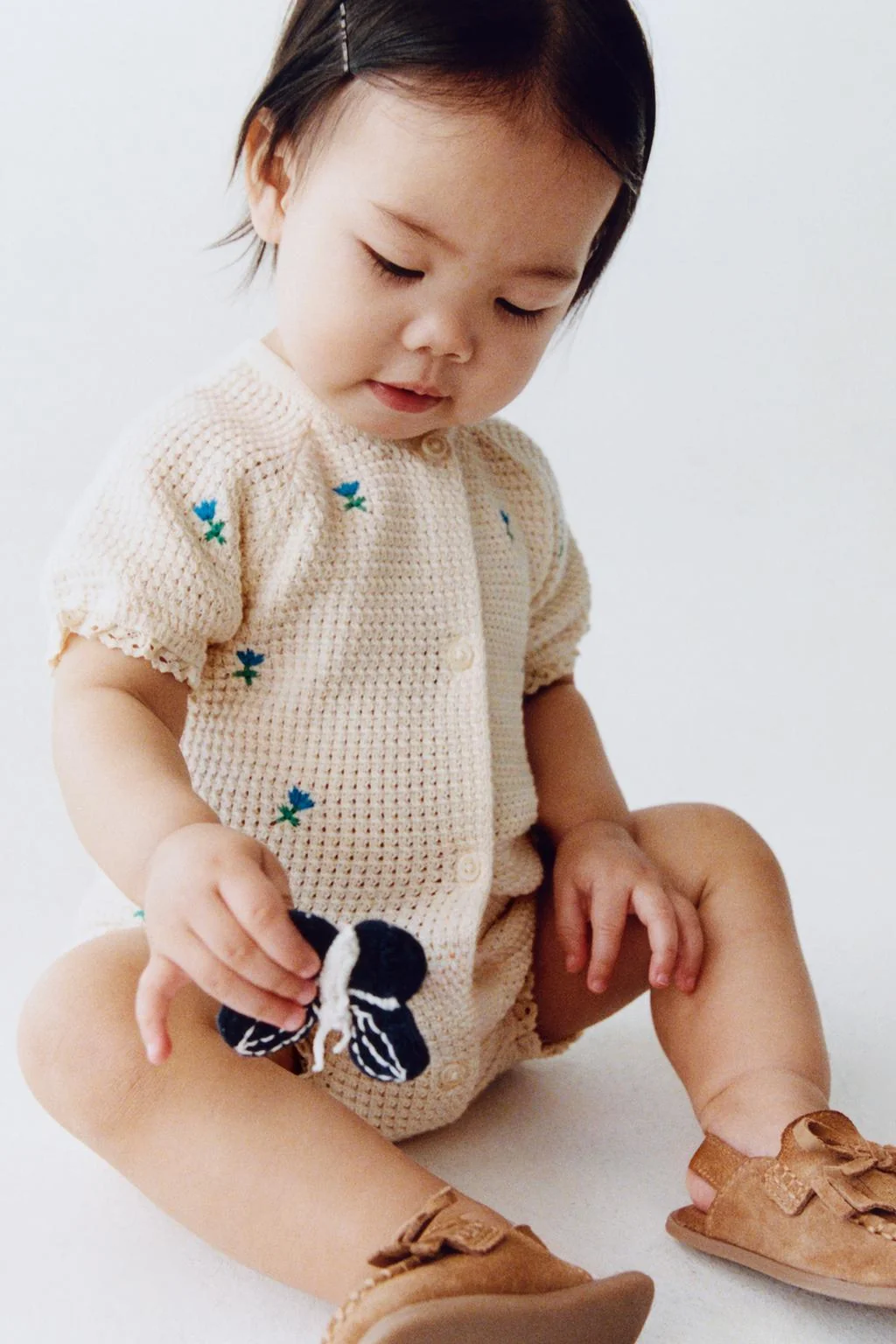 Ромпер с текстурой, вышивкой цветов и кружевной отделкой