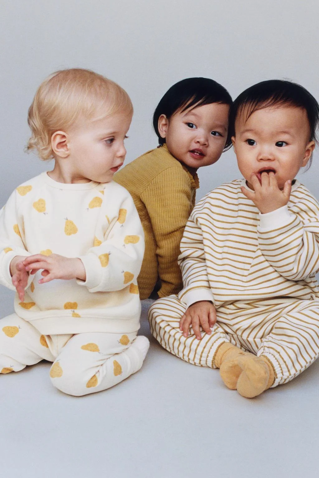 Набор: свитшот с грушами и лосины