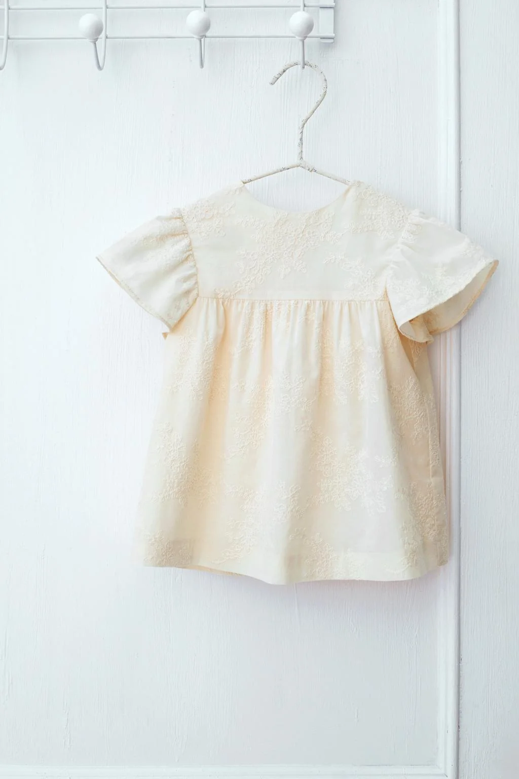 Вышитое платье и трусики