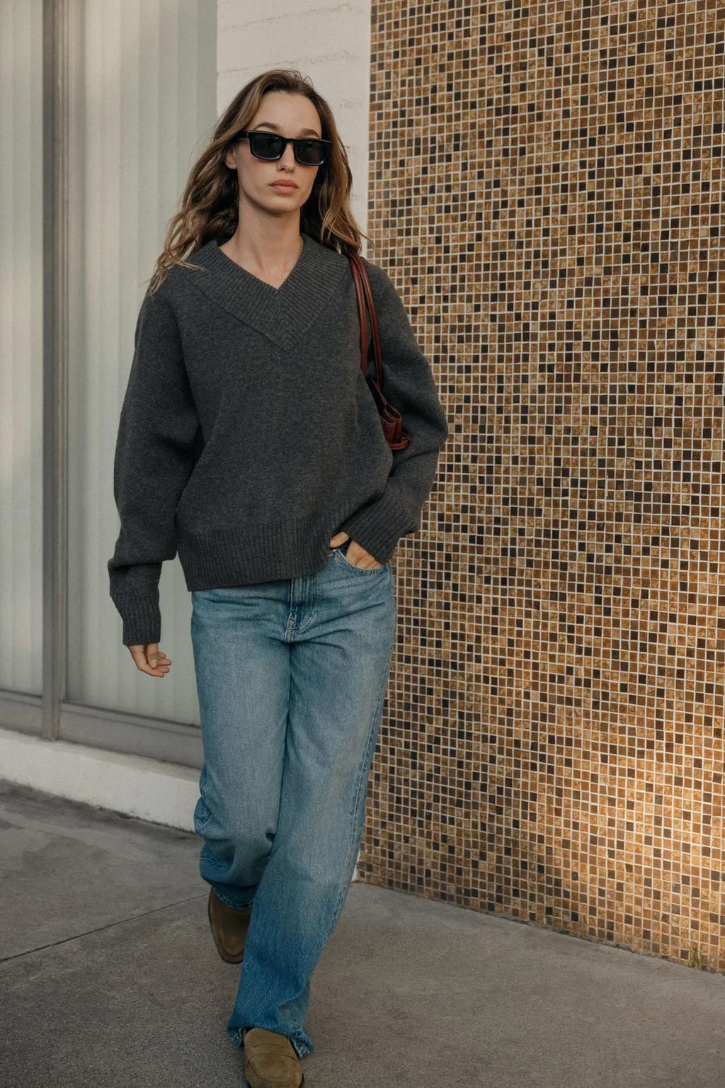 Свитер V-образным вырезом