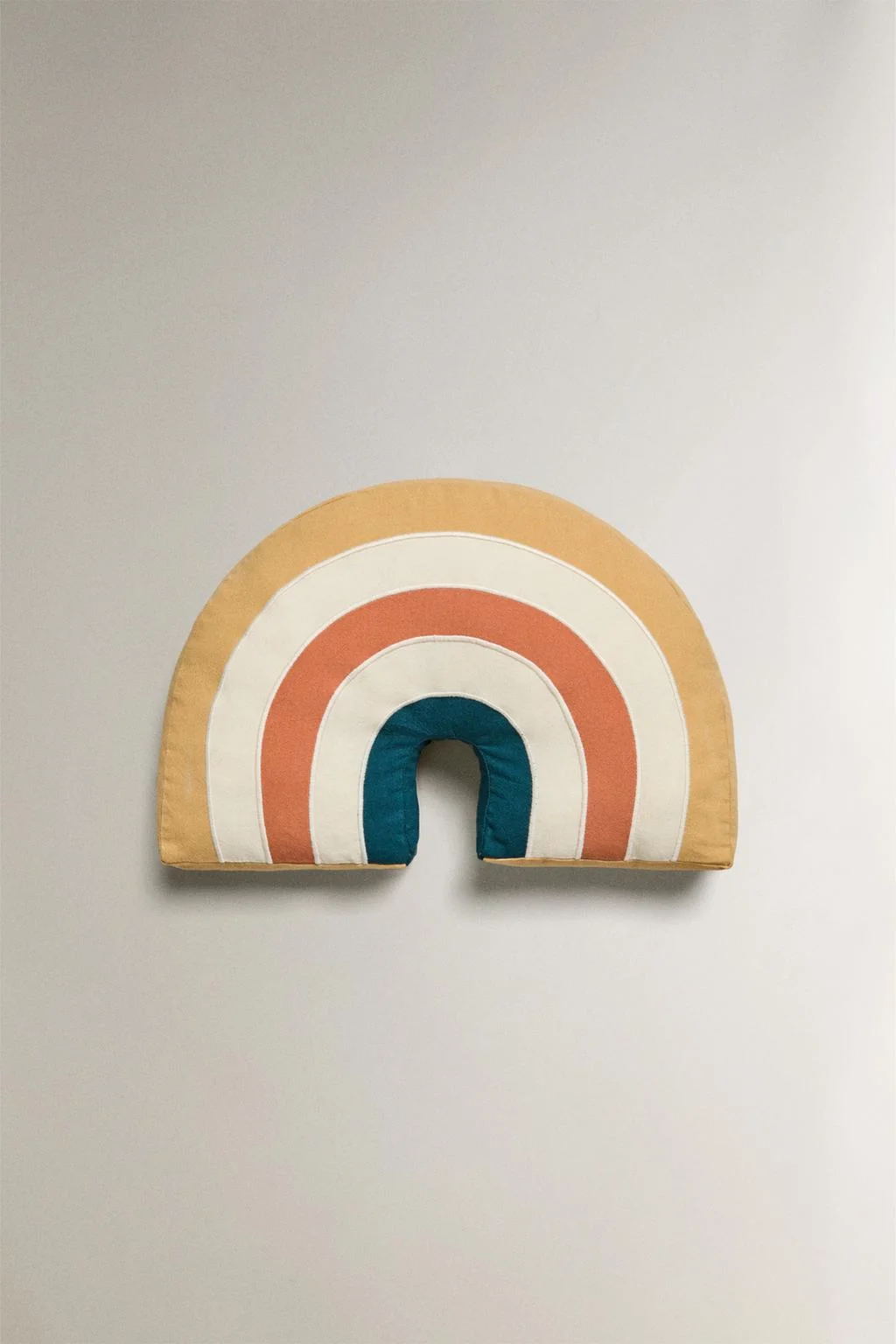 Детская подушка с радужным принтом — Декорация для новорожденных