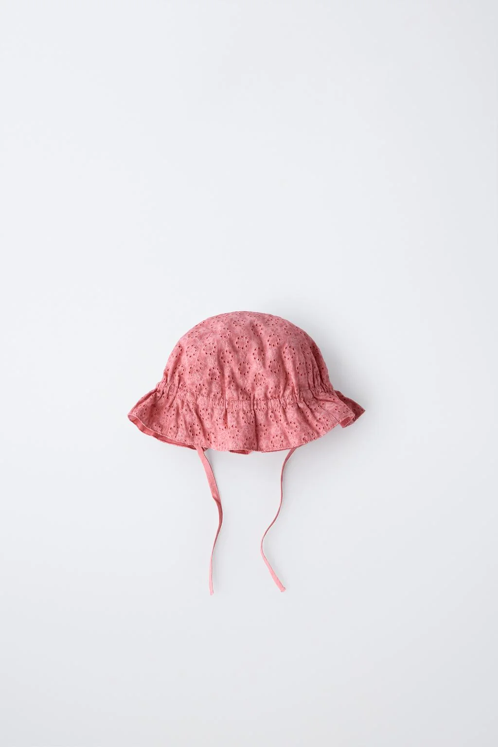 Шляпа со швейцарской вышивкой