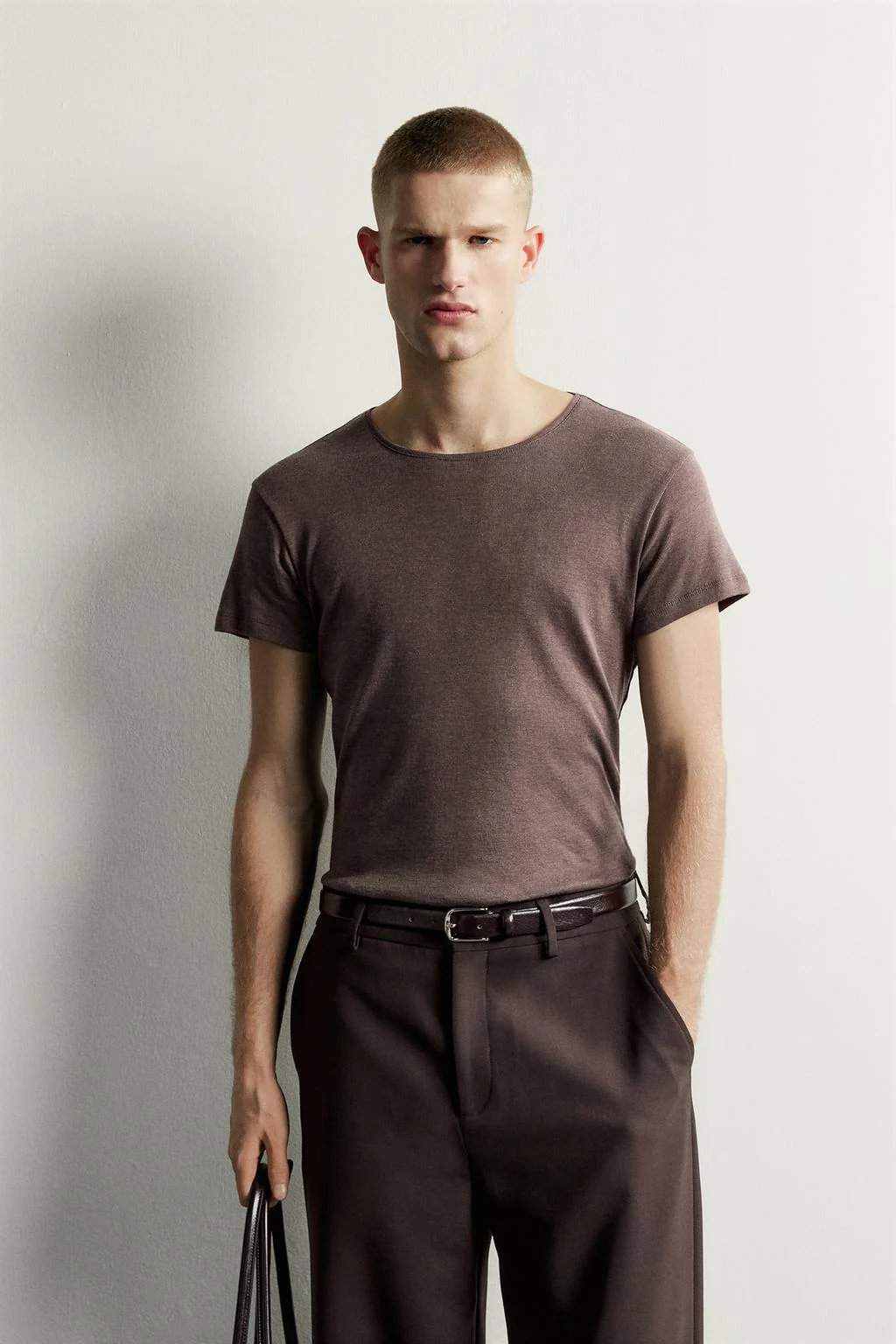 Легкая футболка slim fit