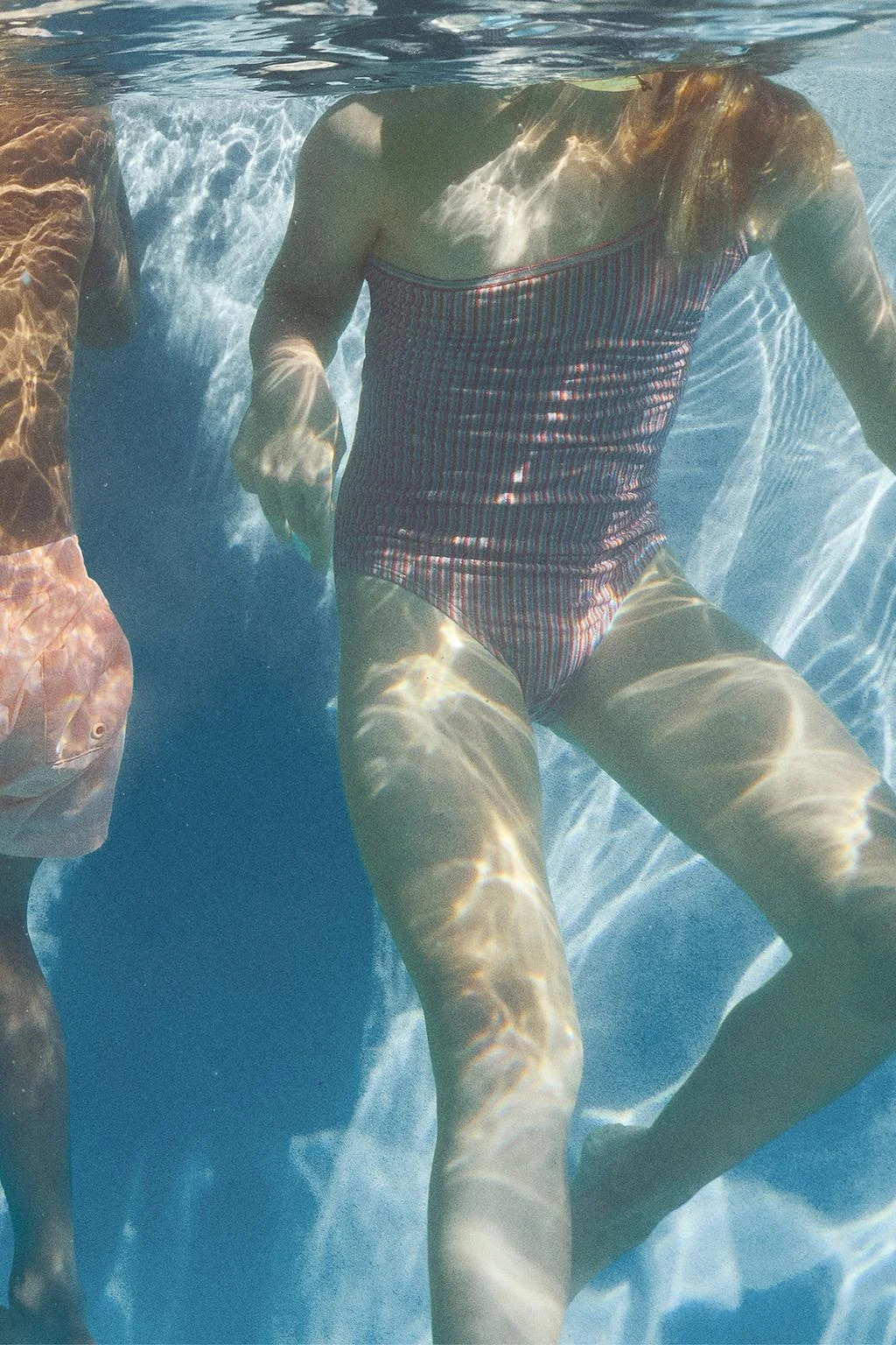 6-14 лет / Асимметричный купальник с блестящей полоской — 6-14 лет | девочка