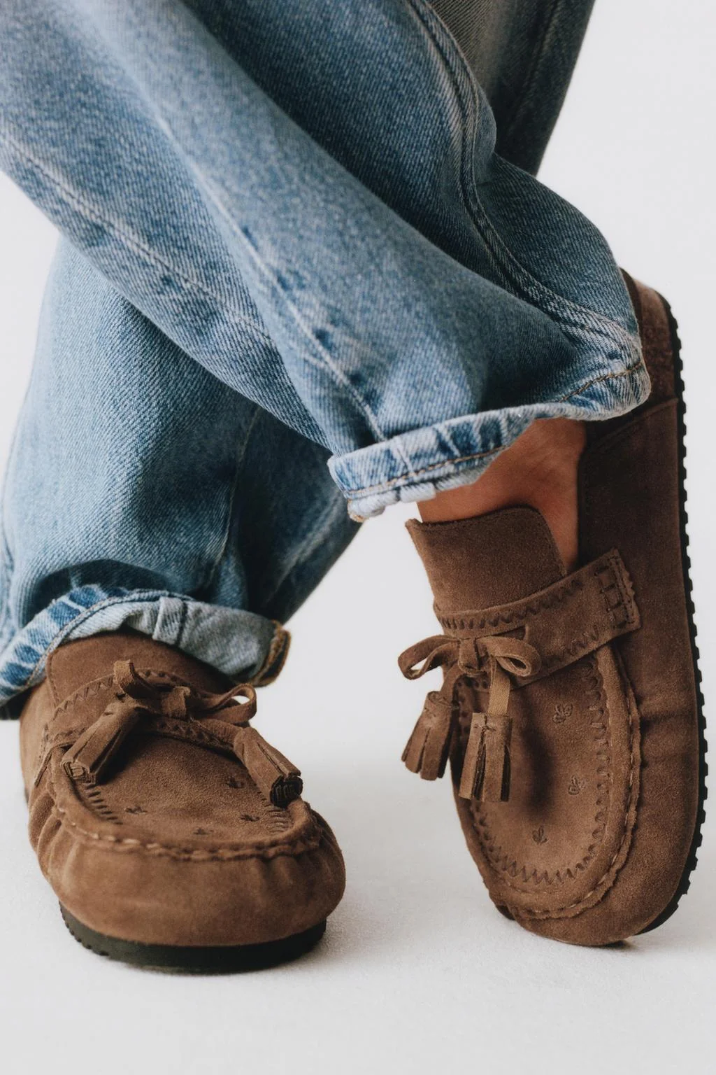 Кожаные сабо с кисточками