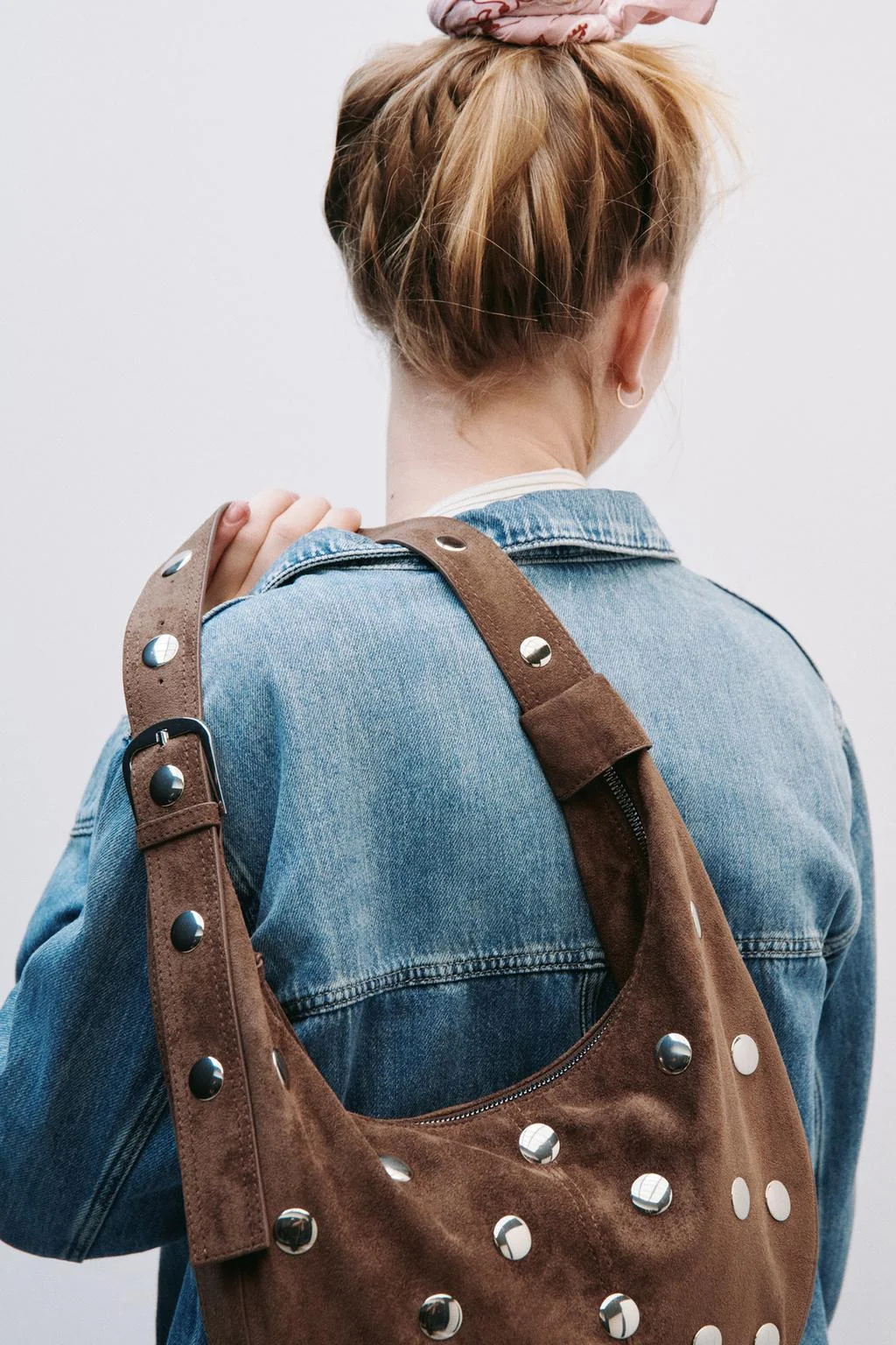 Сумка через плечо с заклёпками