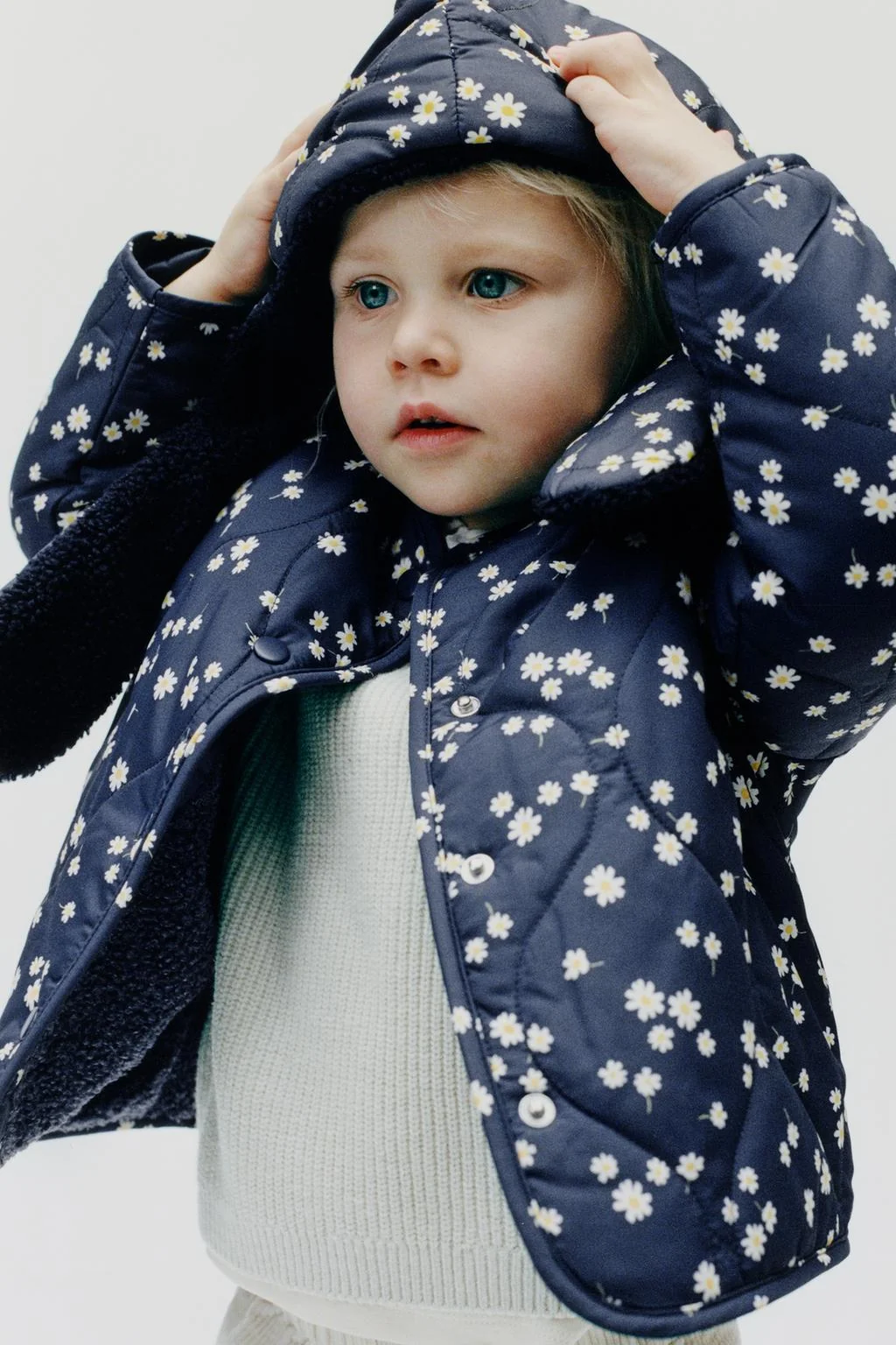 Худи с пэчворк-стёжкой и принтом маргариток — Головные уборы