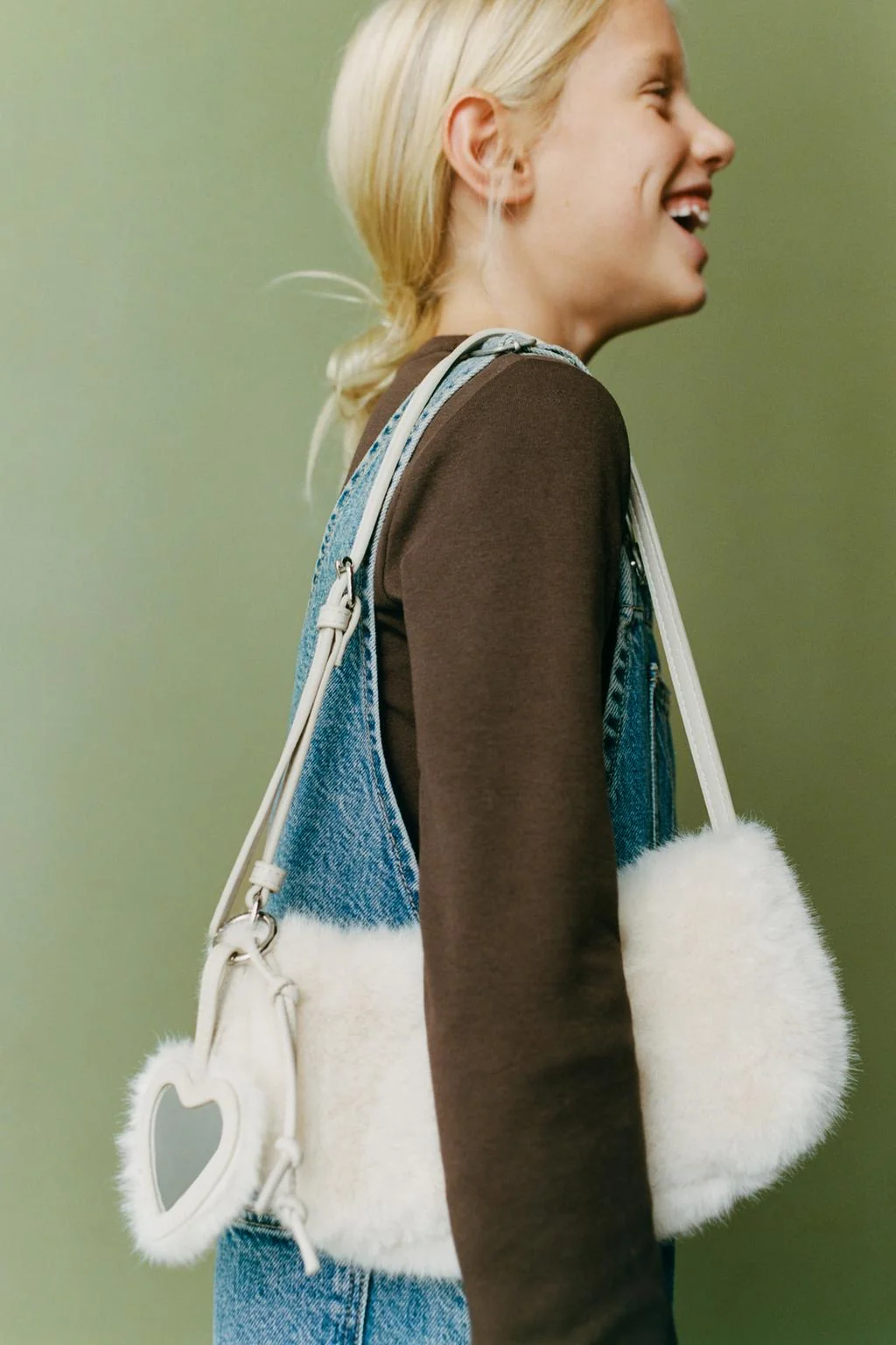 Сумка через плечо из искусственного меха с подвеской — Подростковая одежда