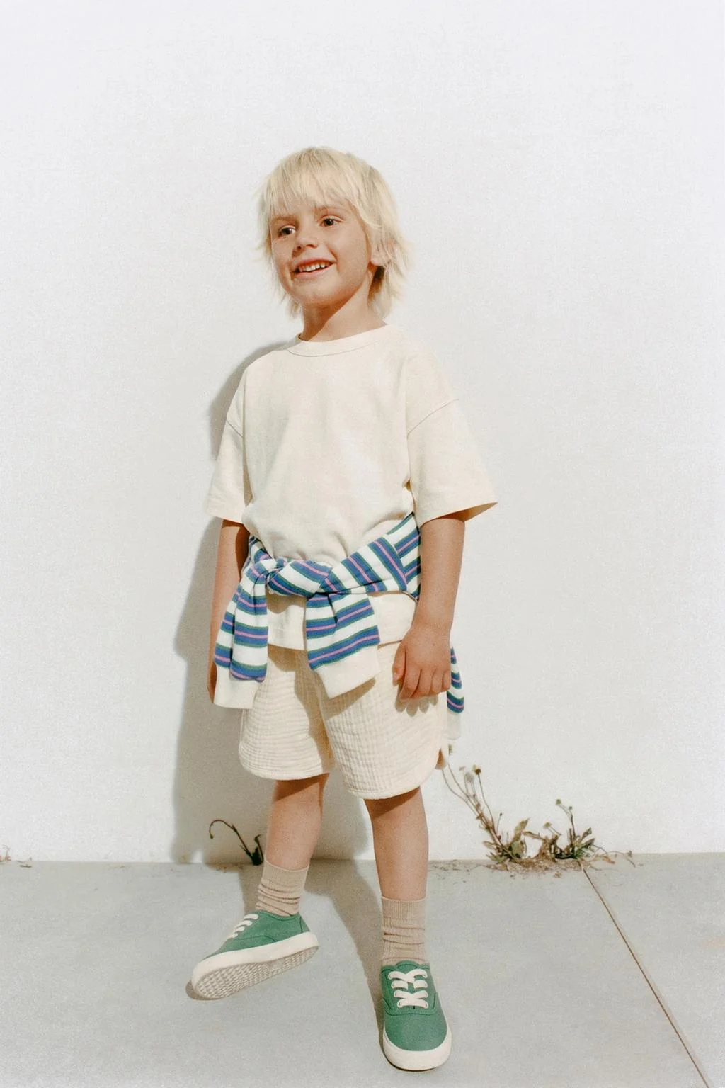 Футболка и бермуды в спортивном стиле