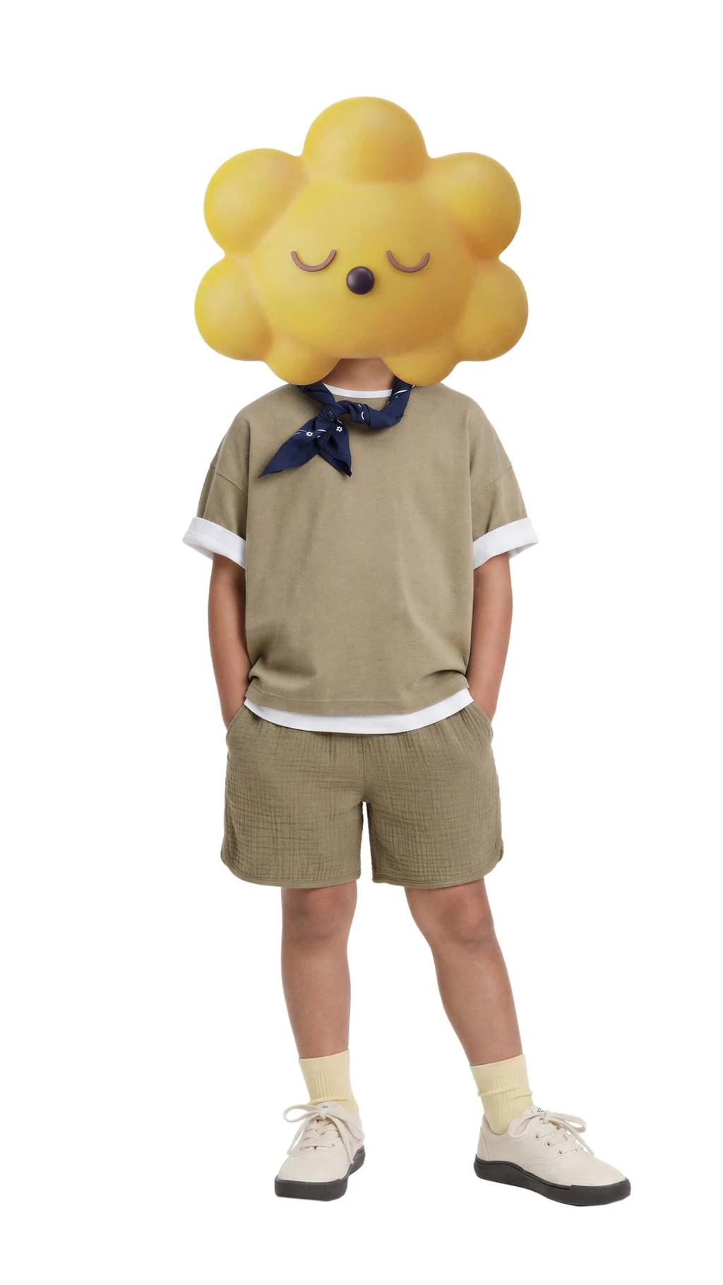 Футболка и бермуды в спортивном стиле