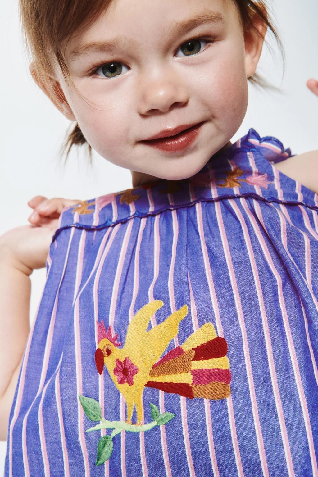 Полосатый и вышитый комплект блузки и брюк sissel edelbo x zara kids