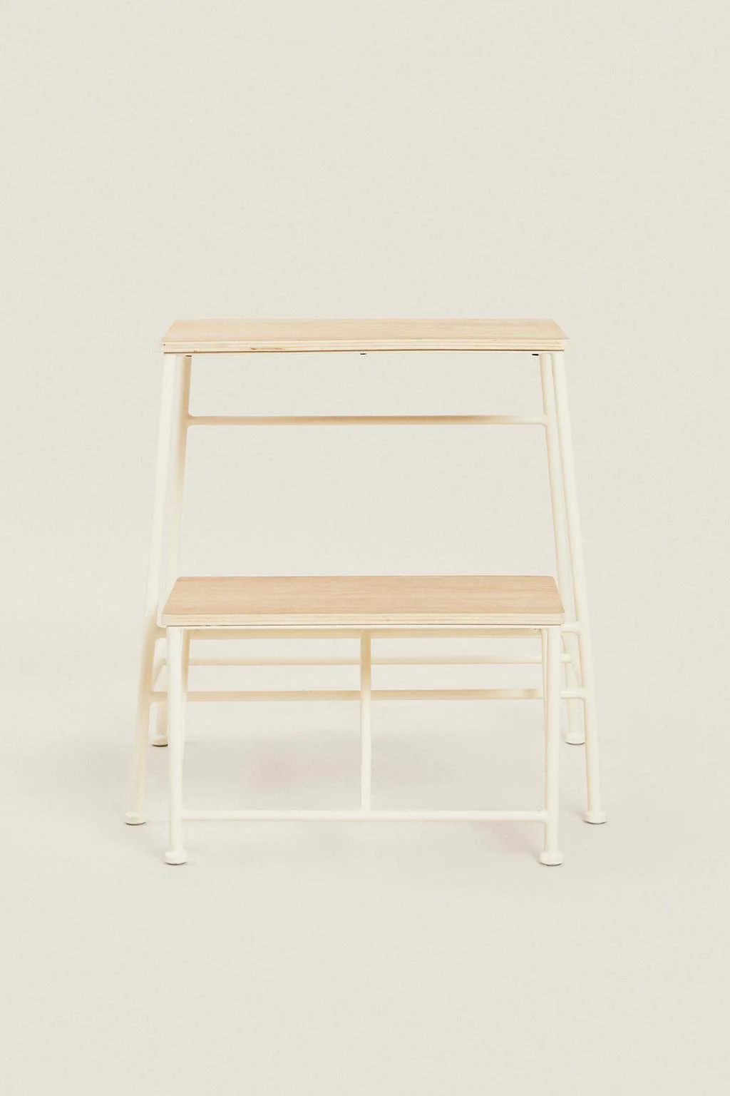 Деревянная двухступенчатая подставка-табурет