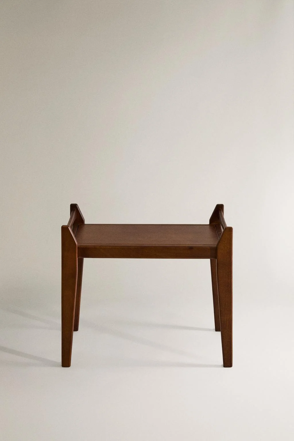 Небольшая деревянная скамейка — Столики | бенчи