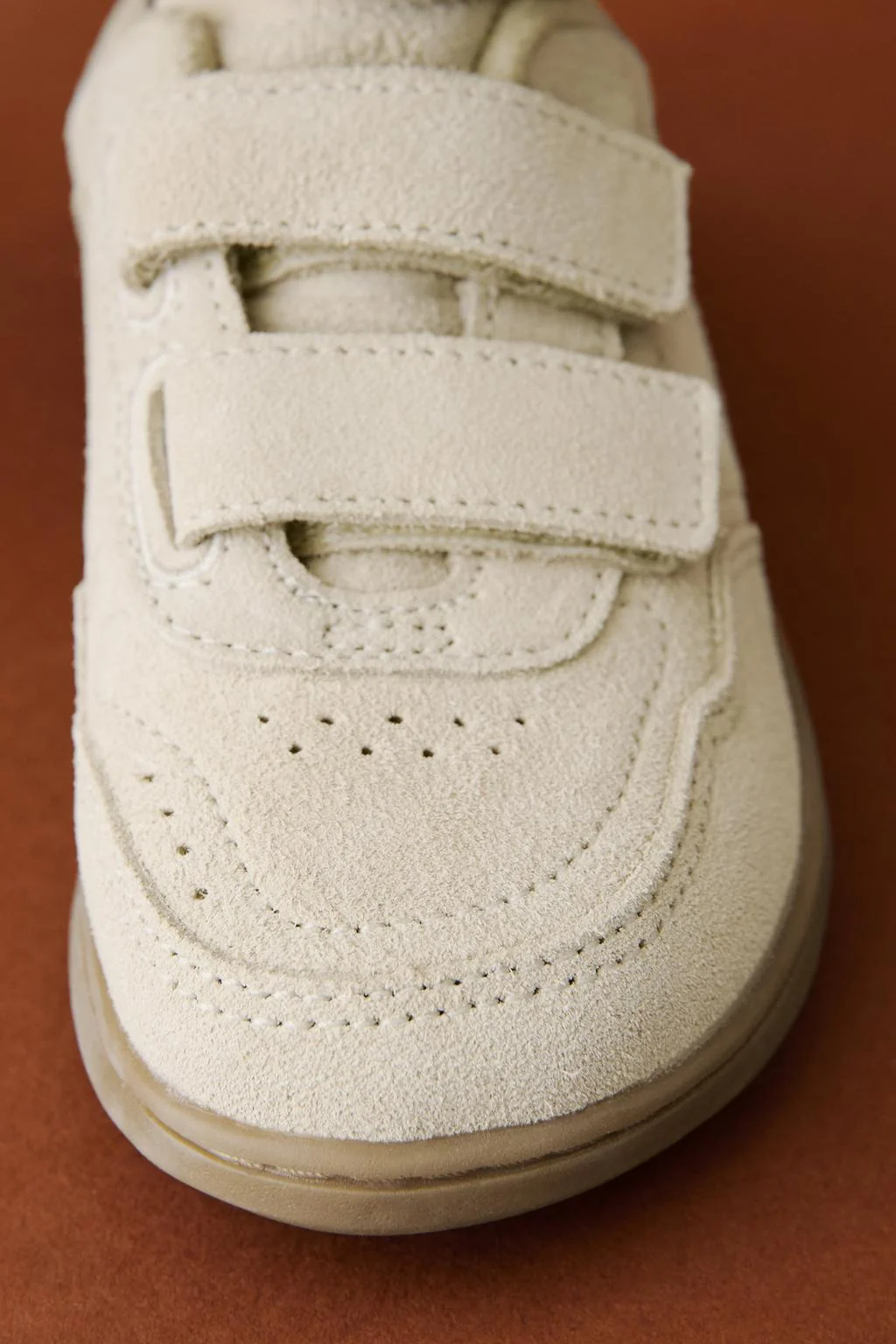 Кроссовки на кожаной подошве без каблука