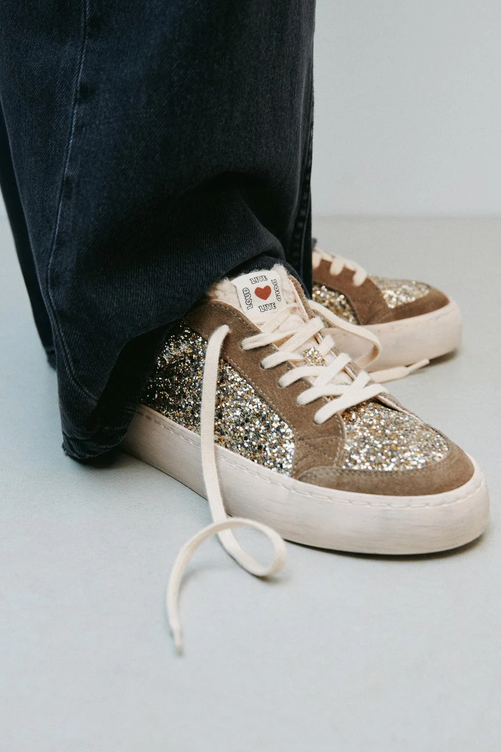 Кроссовки с блёстками и искусственным мехом