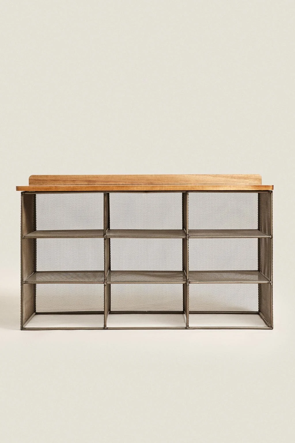 Металлическая и деревянная скамейка