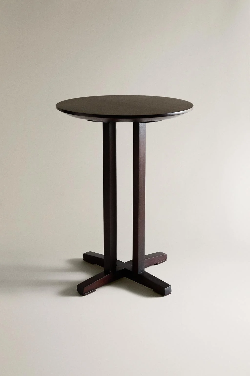 Круглый журнальный столик — Мебель для спальни