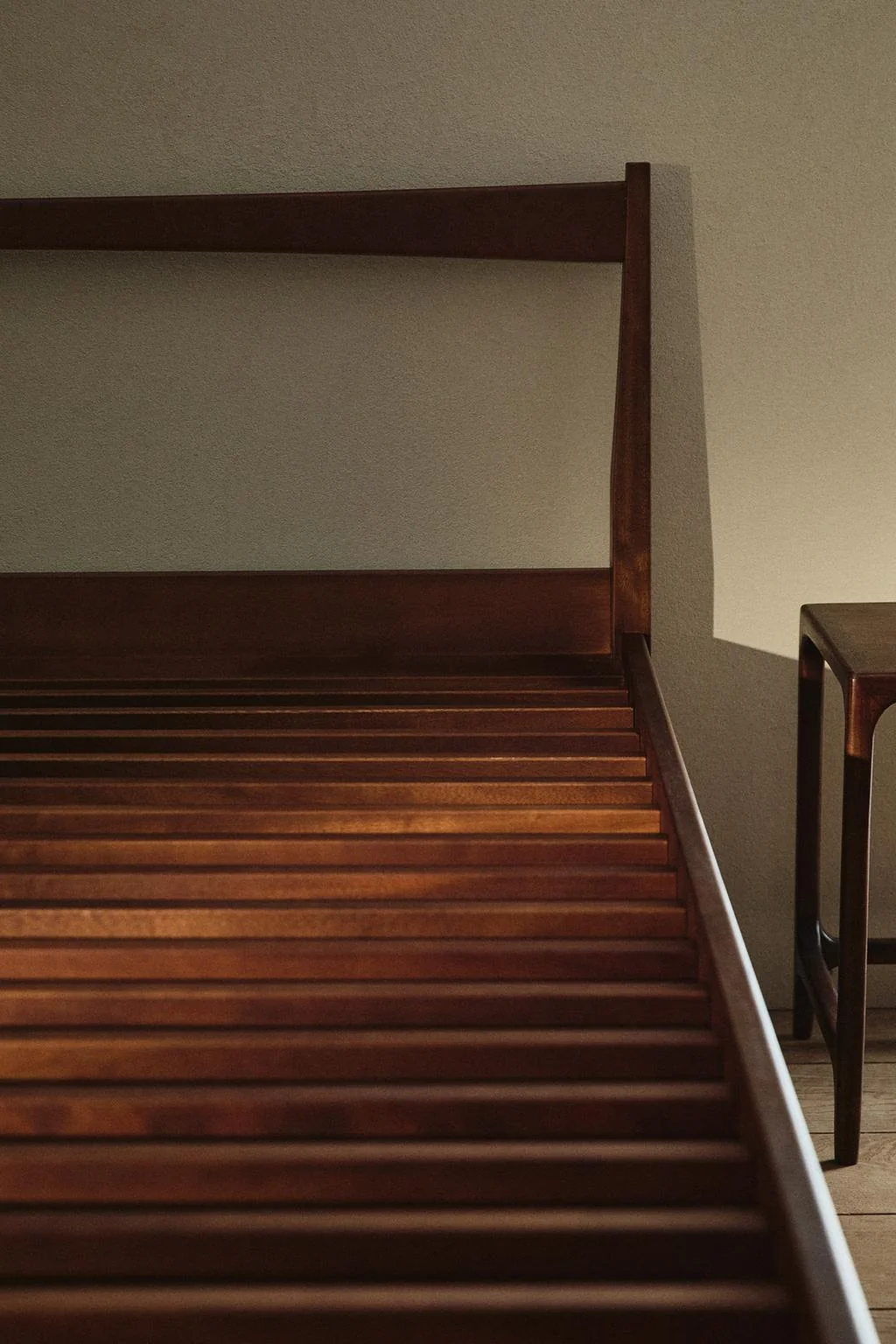 Кровать с изголовьем — Мебель для спальни