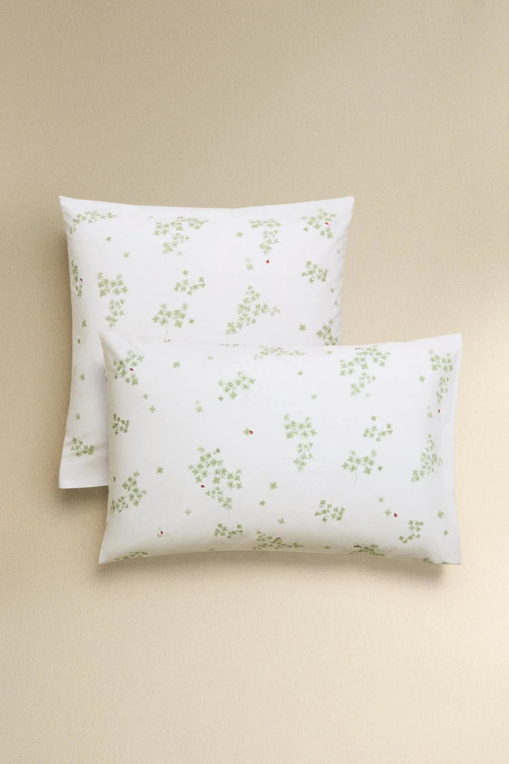 Наволочка из перкали с клевером и божьей коровкой — Подушки