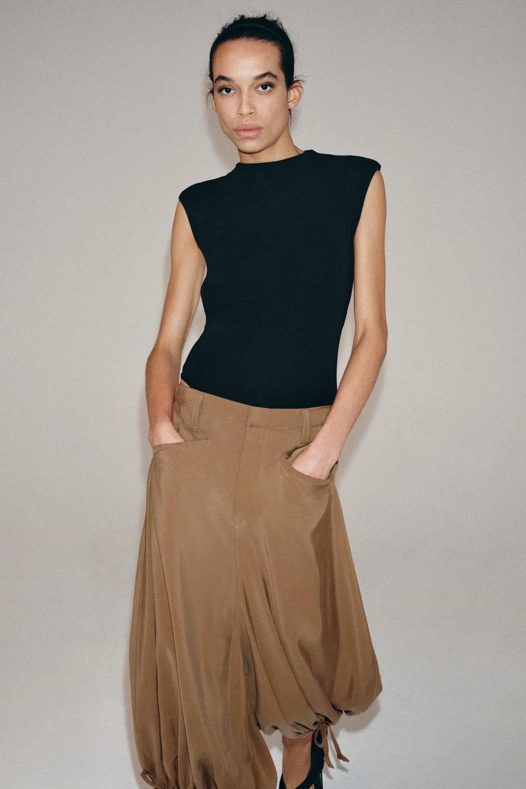 Эластичное боди с вырезами